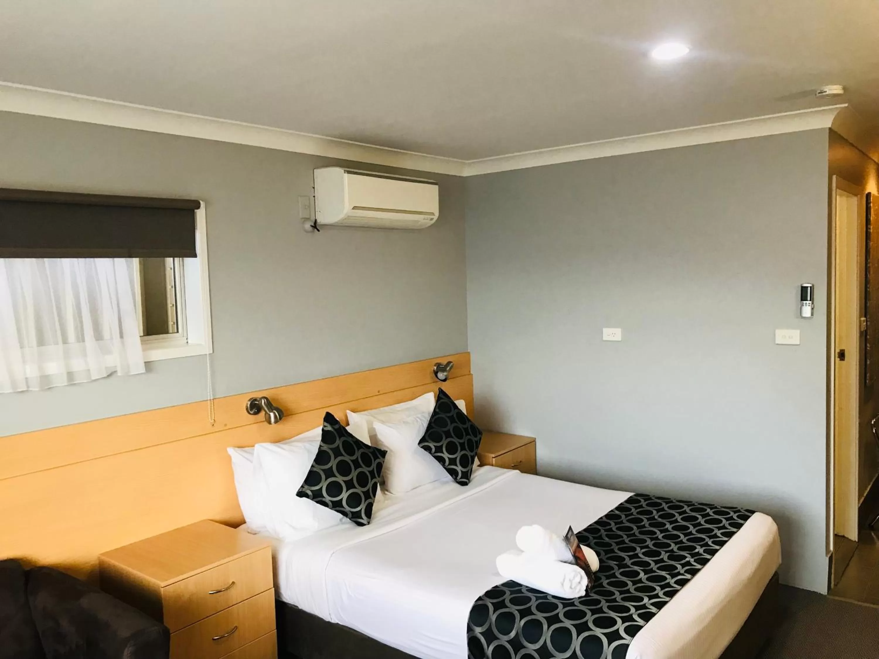 Bed in Jumbuck Motor Inn