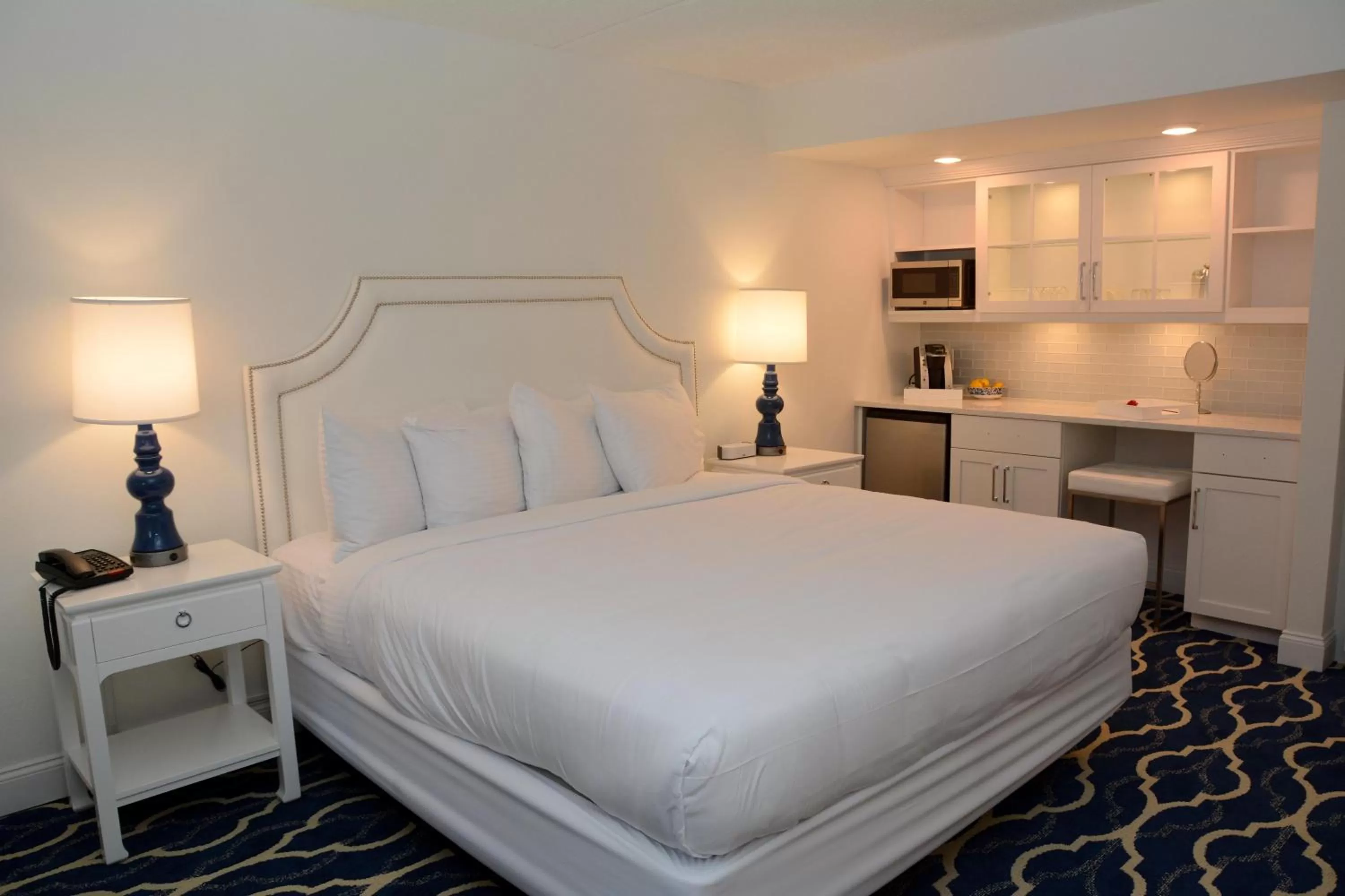 Photo of the whole room, Bed in ICONA Cape May