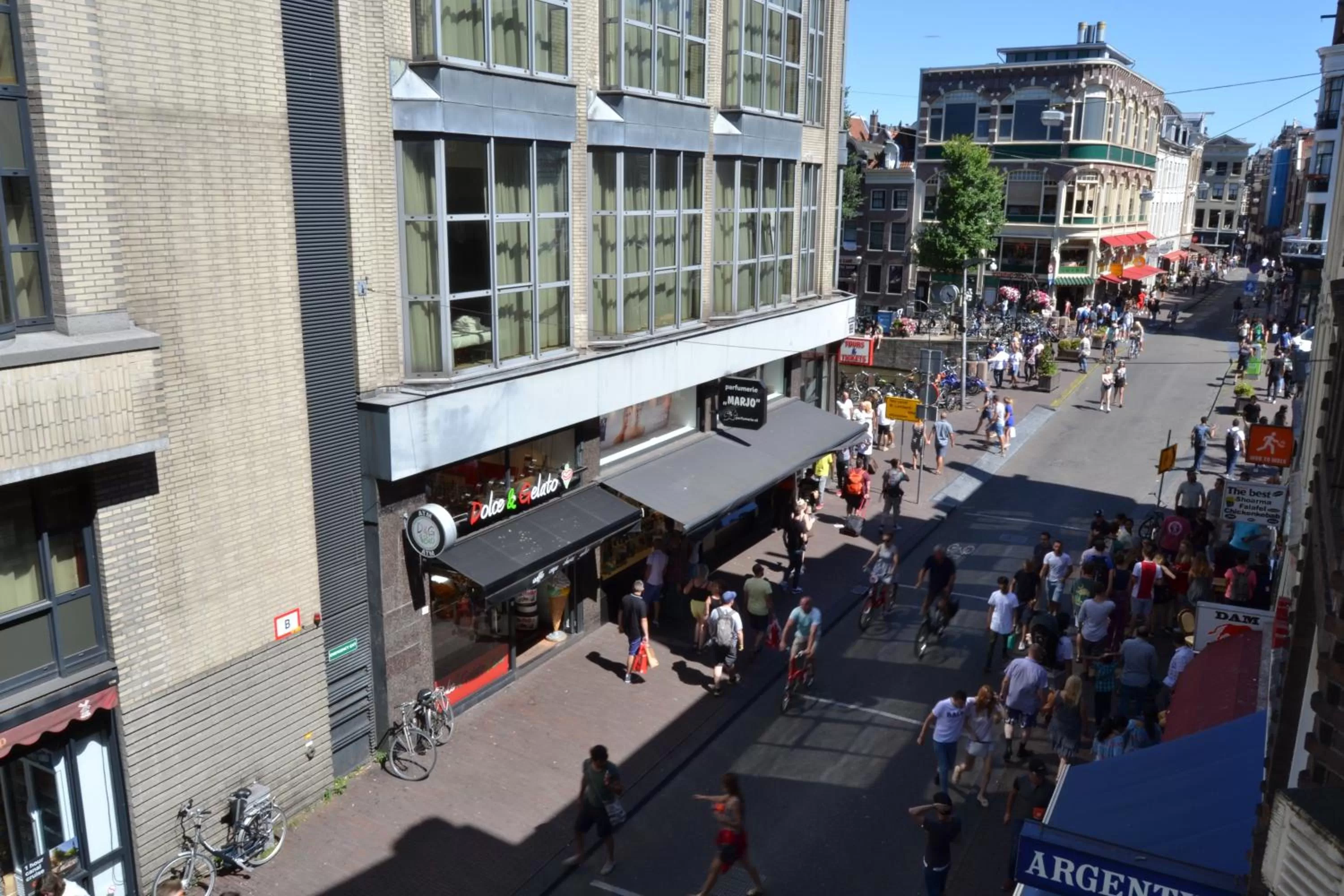 Restaurant/places to eat in Hotel Damsquare