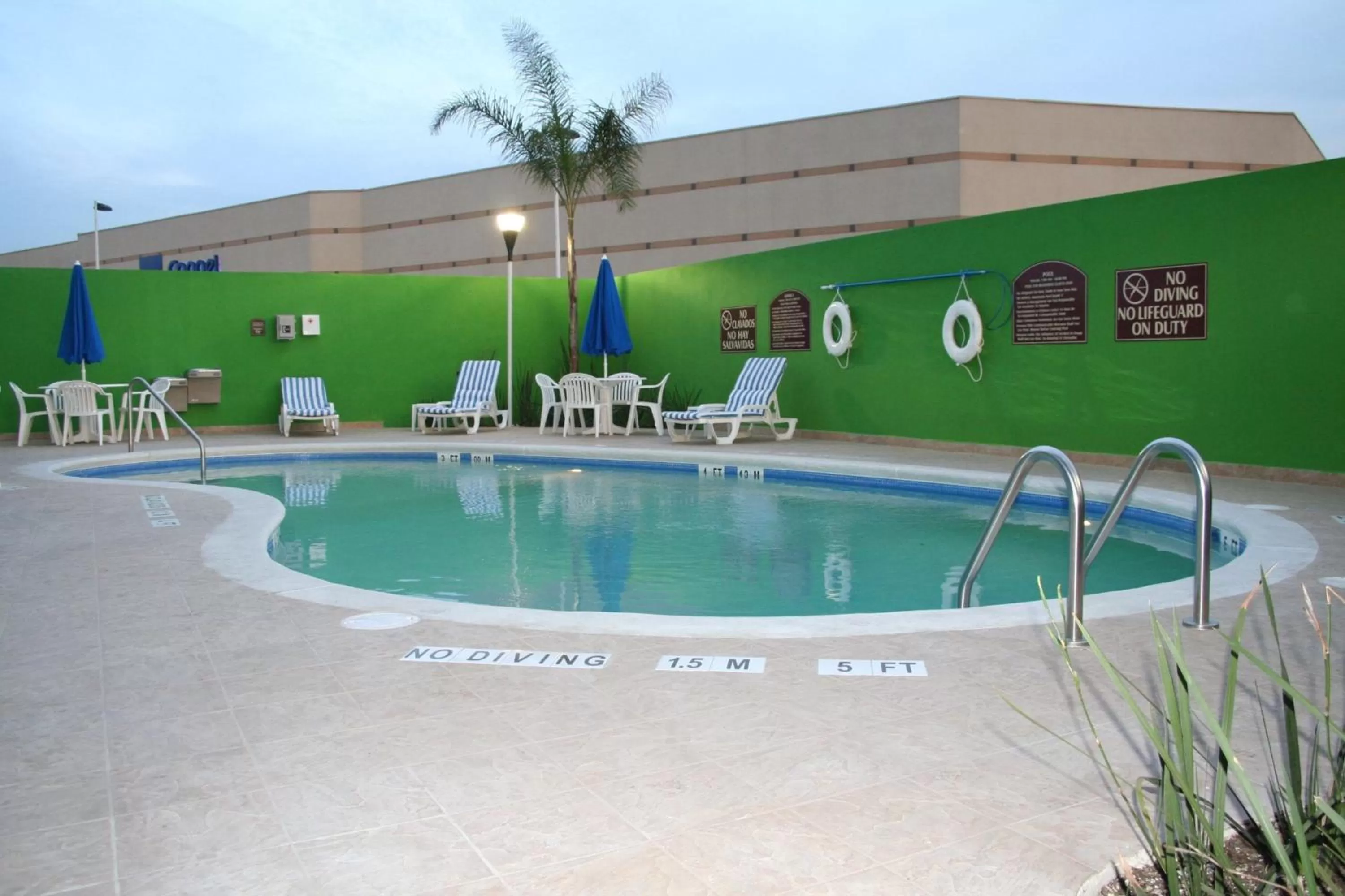 Swimming pool in Holiday Inn Express & Suites Toluca Zona Aeropuerto by IHG