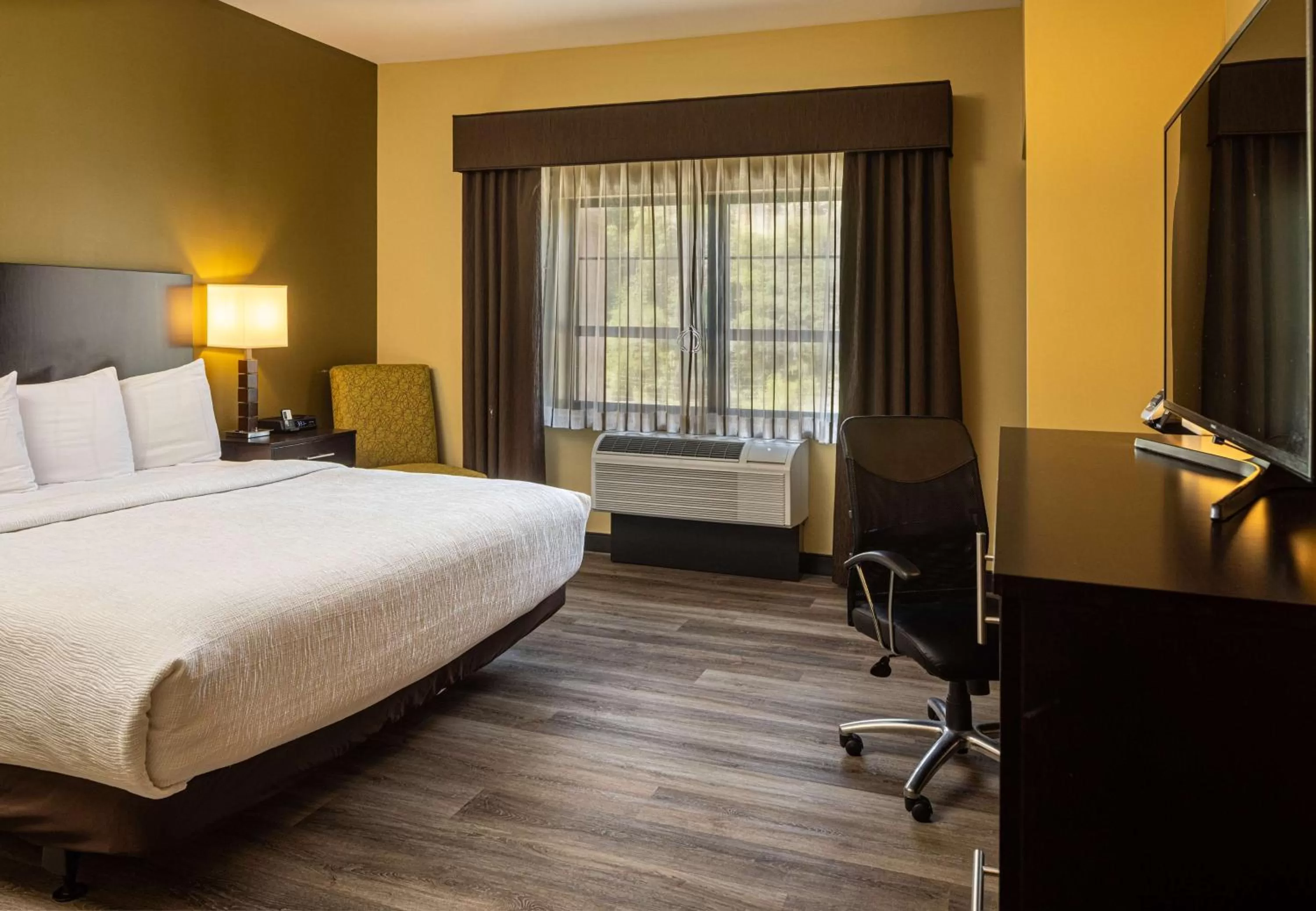 King Room with Bath Tub - Disability Access in Best Western Plus Franciscan Square Inn & Suites Steubenville