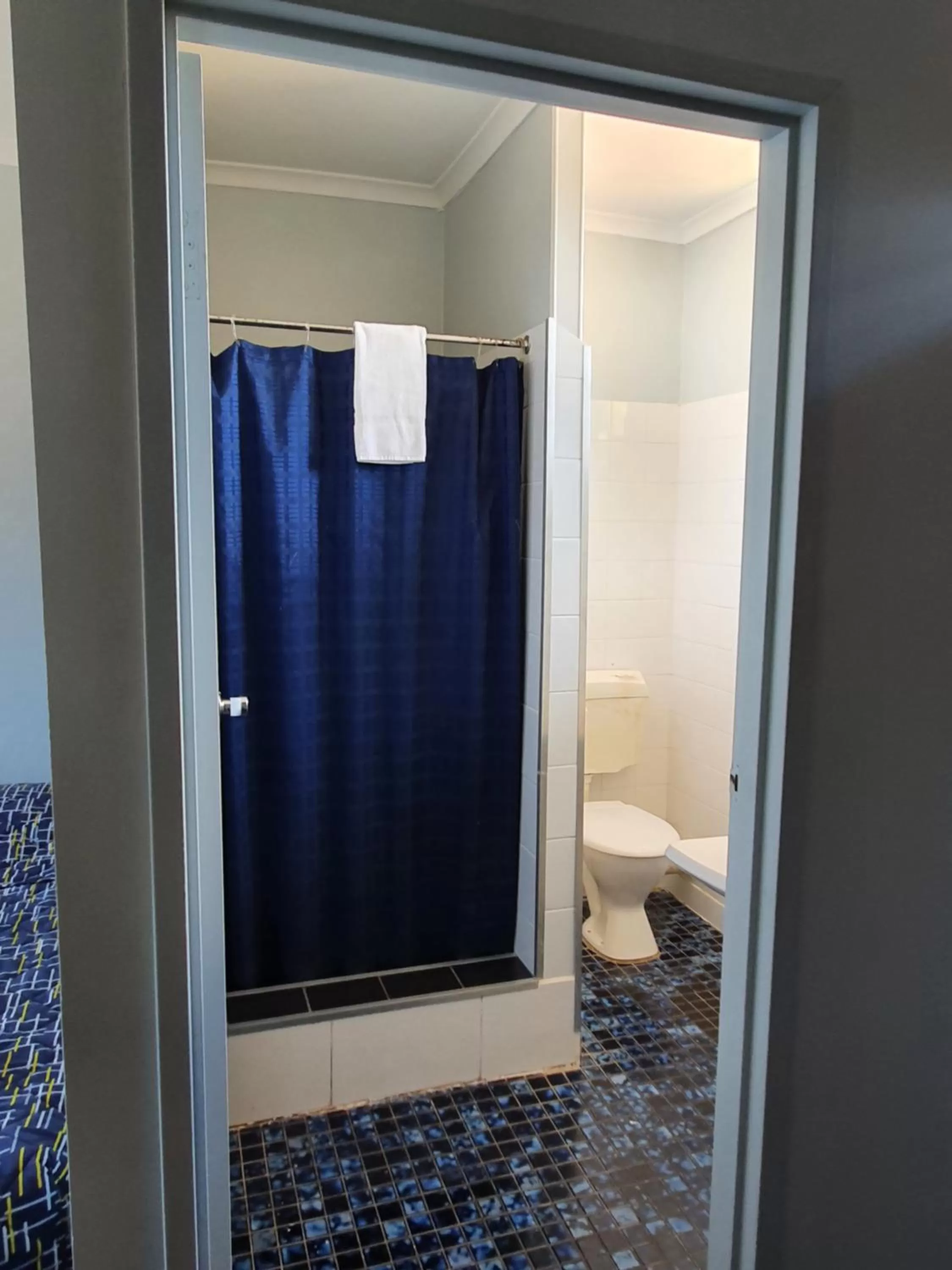 Shower in Kooyong Hotel