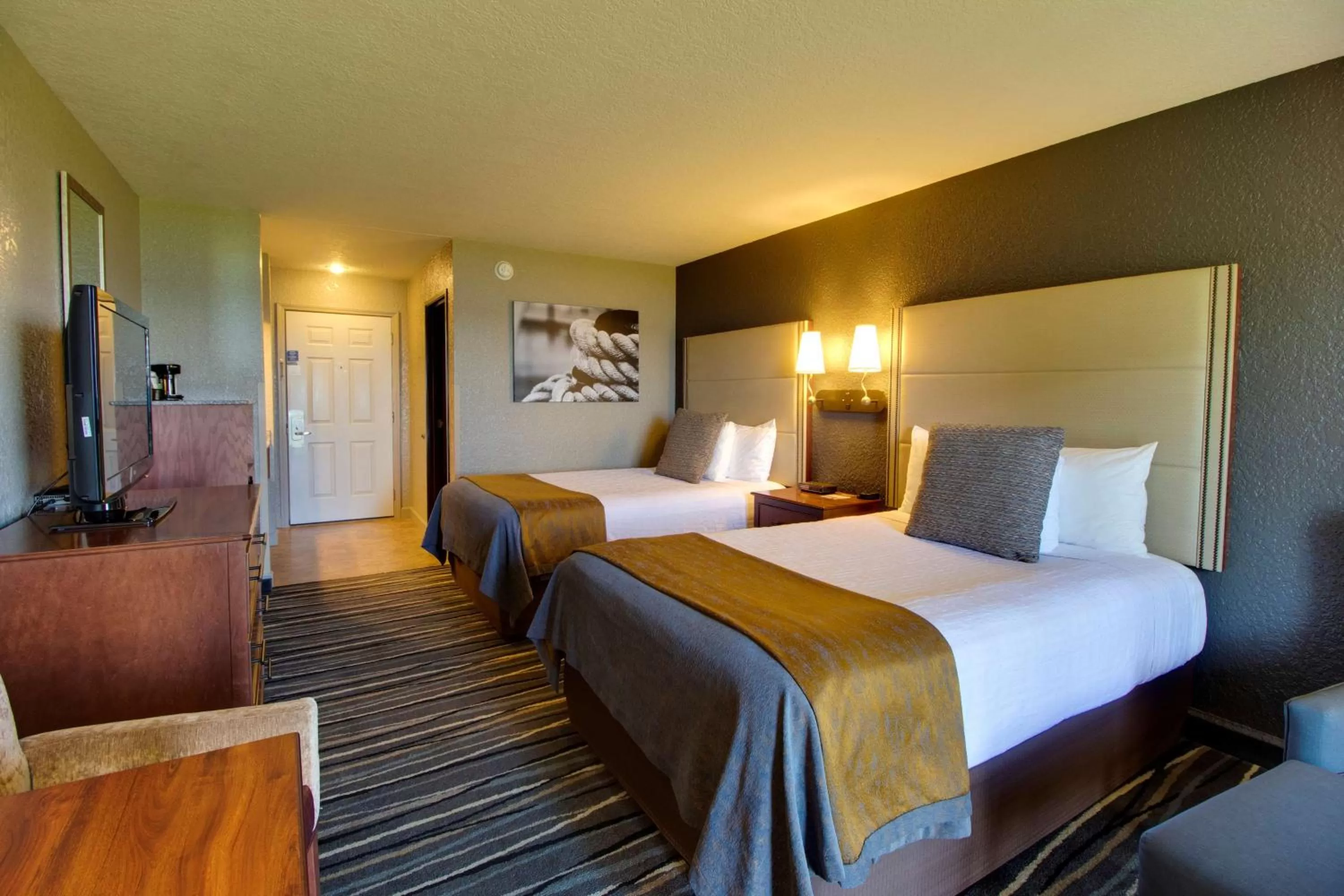 Two Double Beds with Balcony in Best Western Harbour Pointe Lakefront