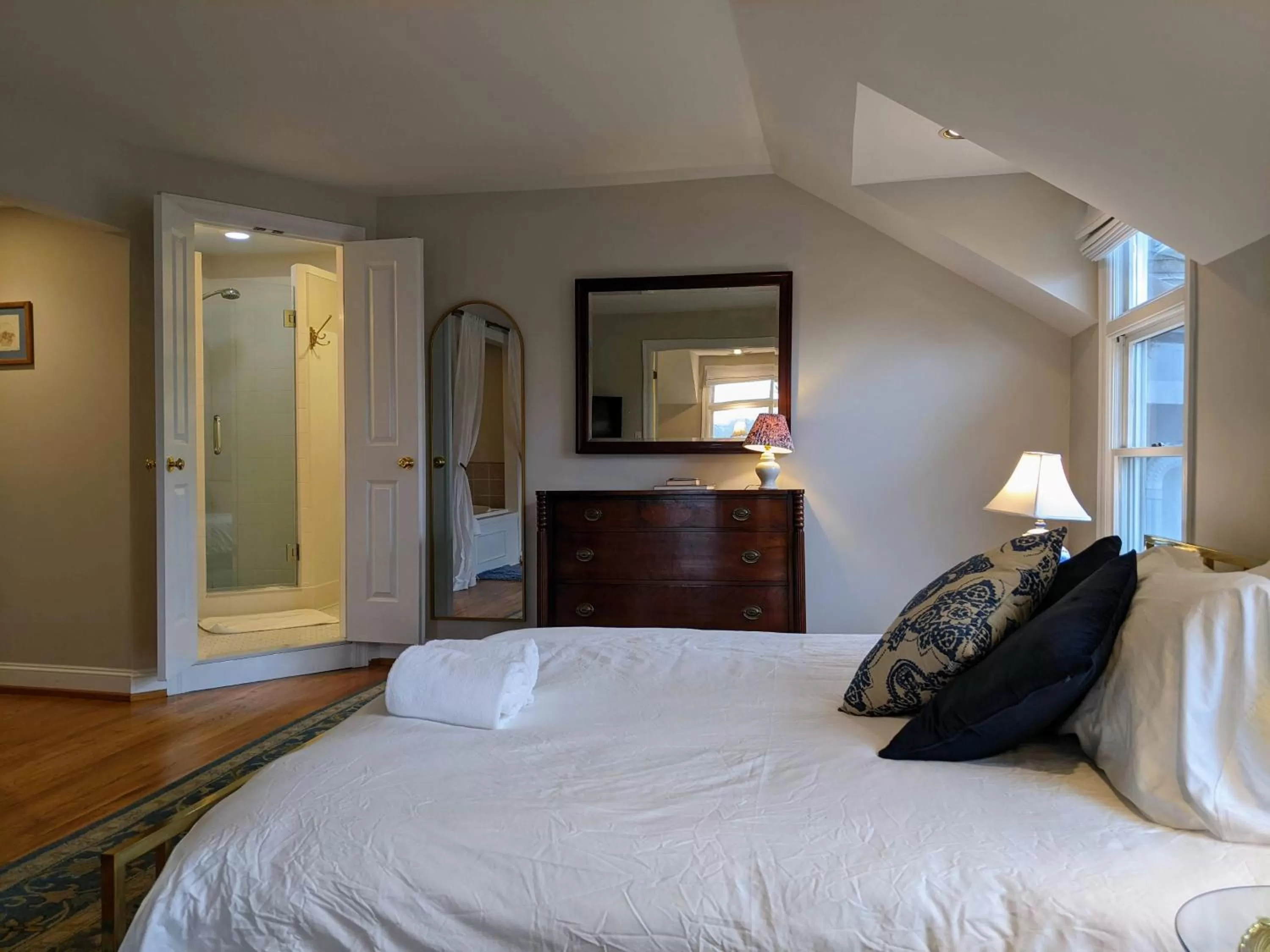 Bathroom, Bed in Stanton House Inn