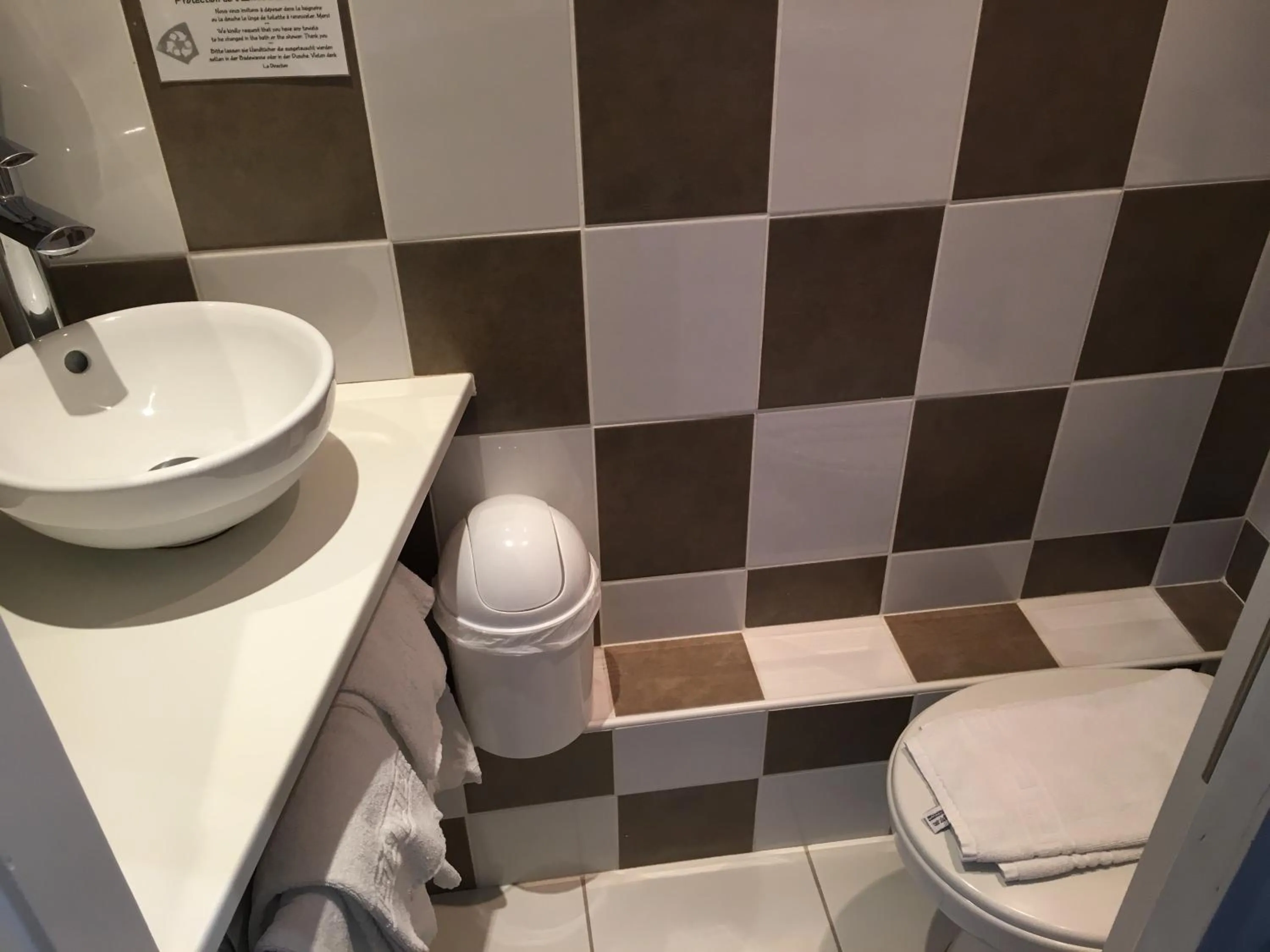 Toilet in Hotel Anne De Bretagne BLOIS