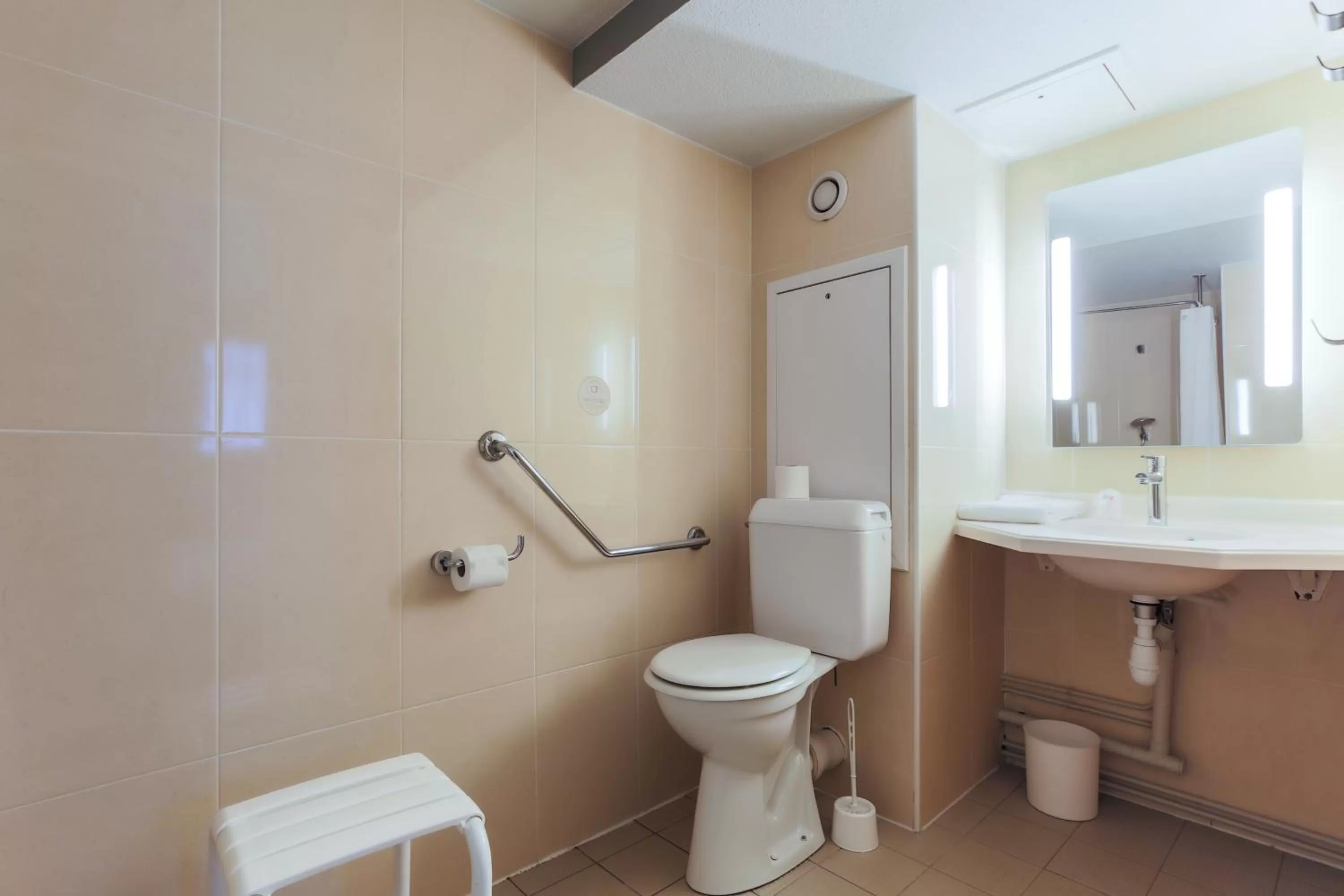 Bathroom in B&B HOTEL Metz Augny