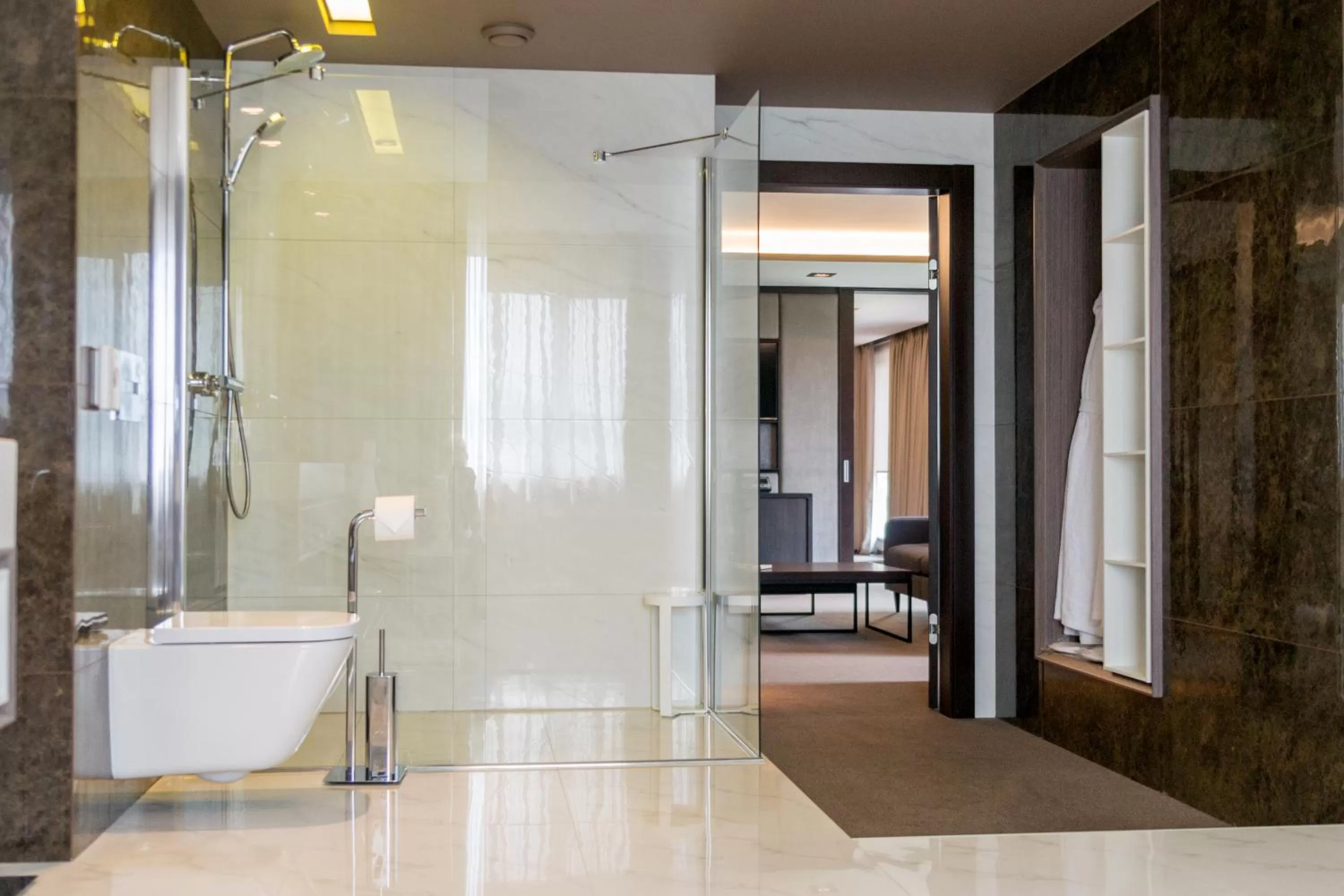 Shower in RiverSide- Hotel and MICE