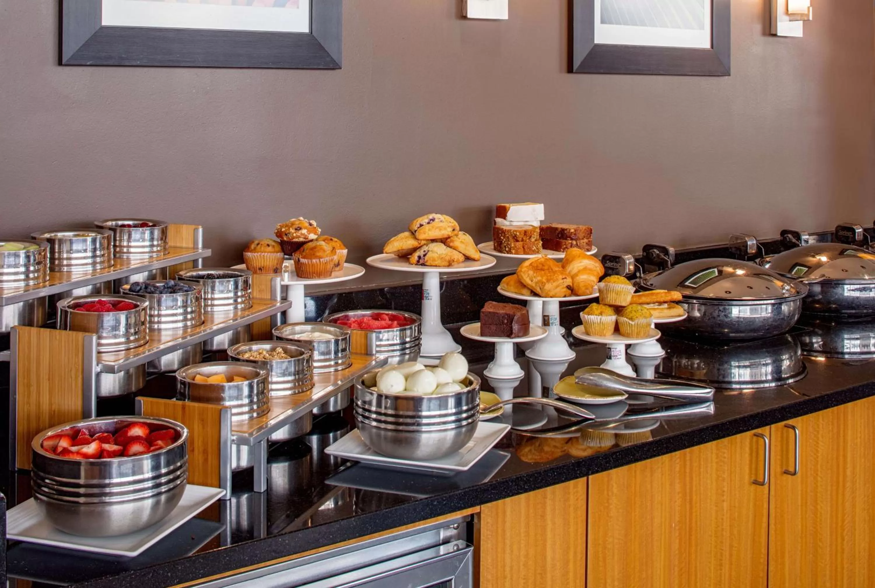 Dining area in DoubleTree Suites by Hilton Minneapolis Downtown