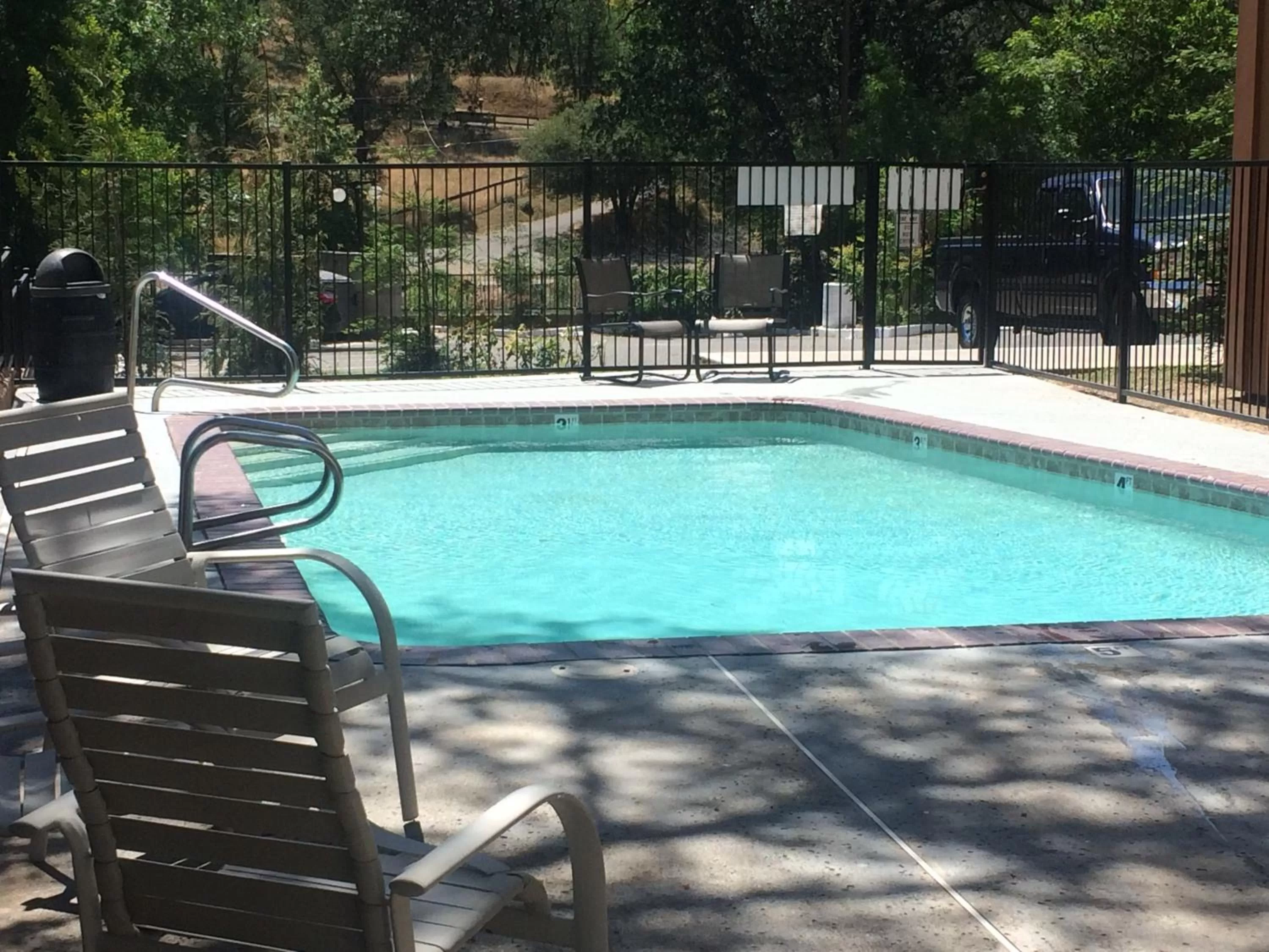 Swimming pool in The Monarch Inn
