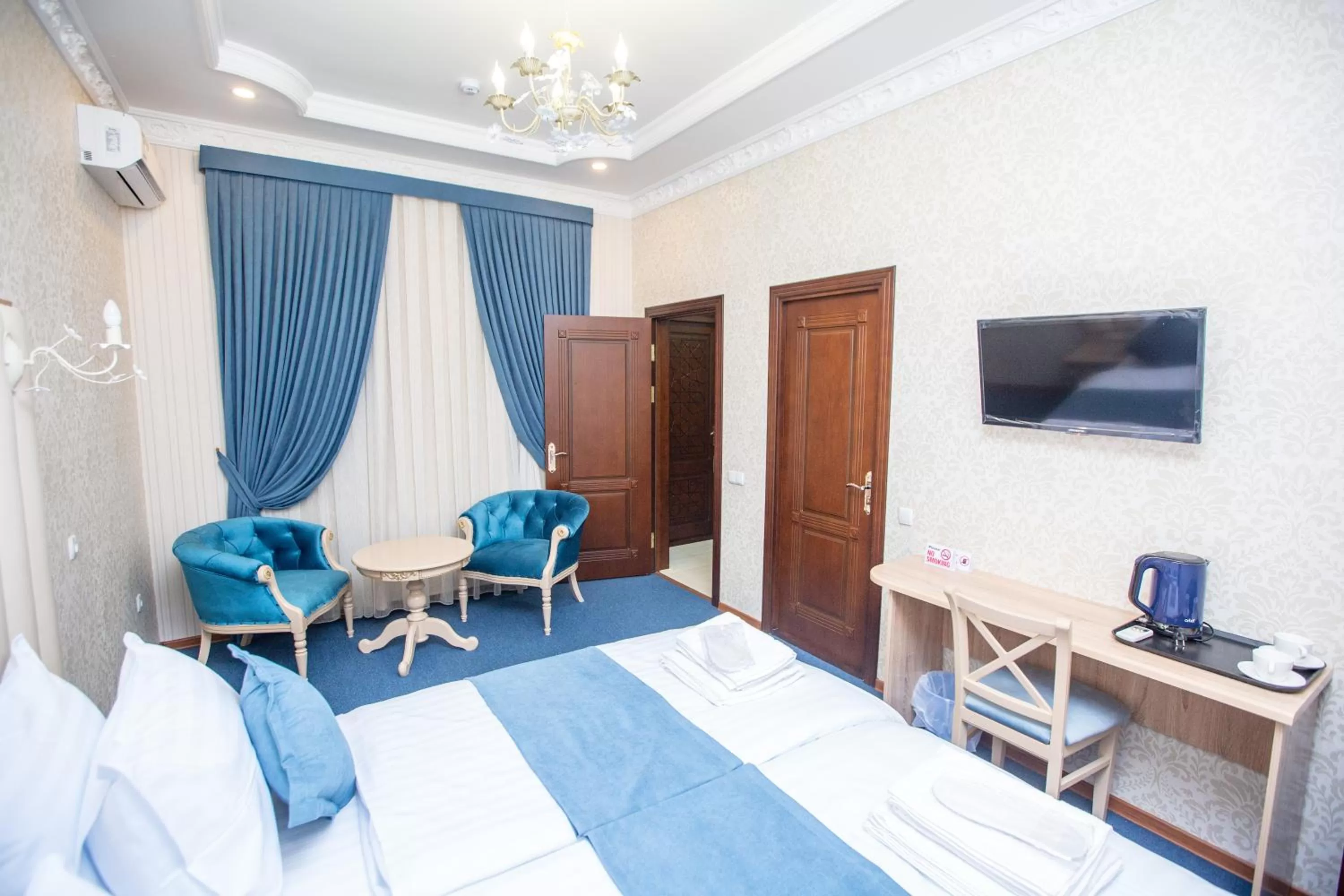 TV and multimedia, Bed in Mirzo Boutique Hotel
