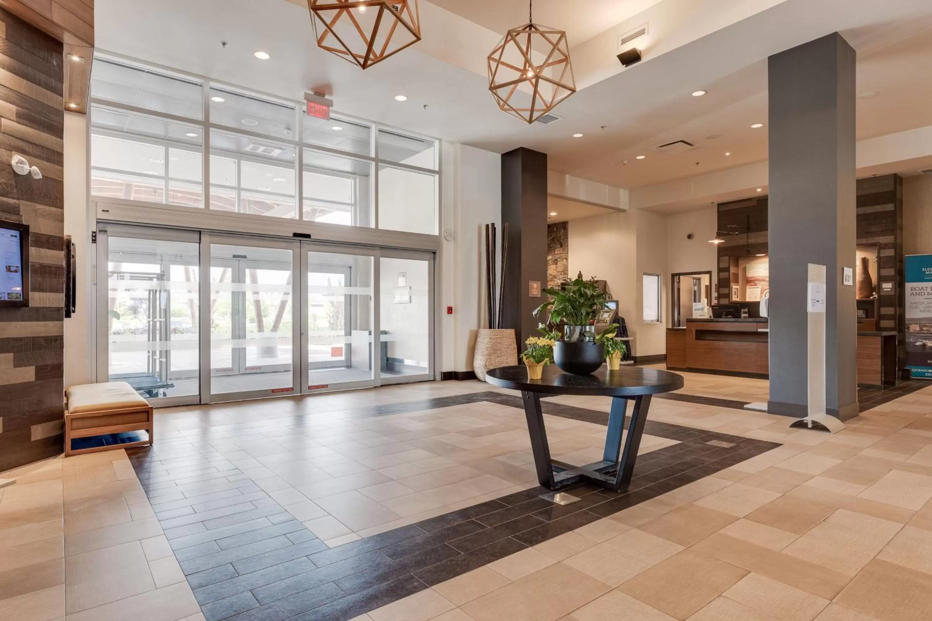 Lobby or reception in Four Points by Sheraton Kelowna Airport