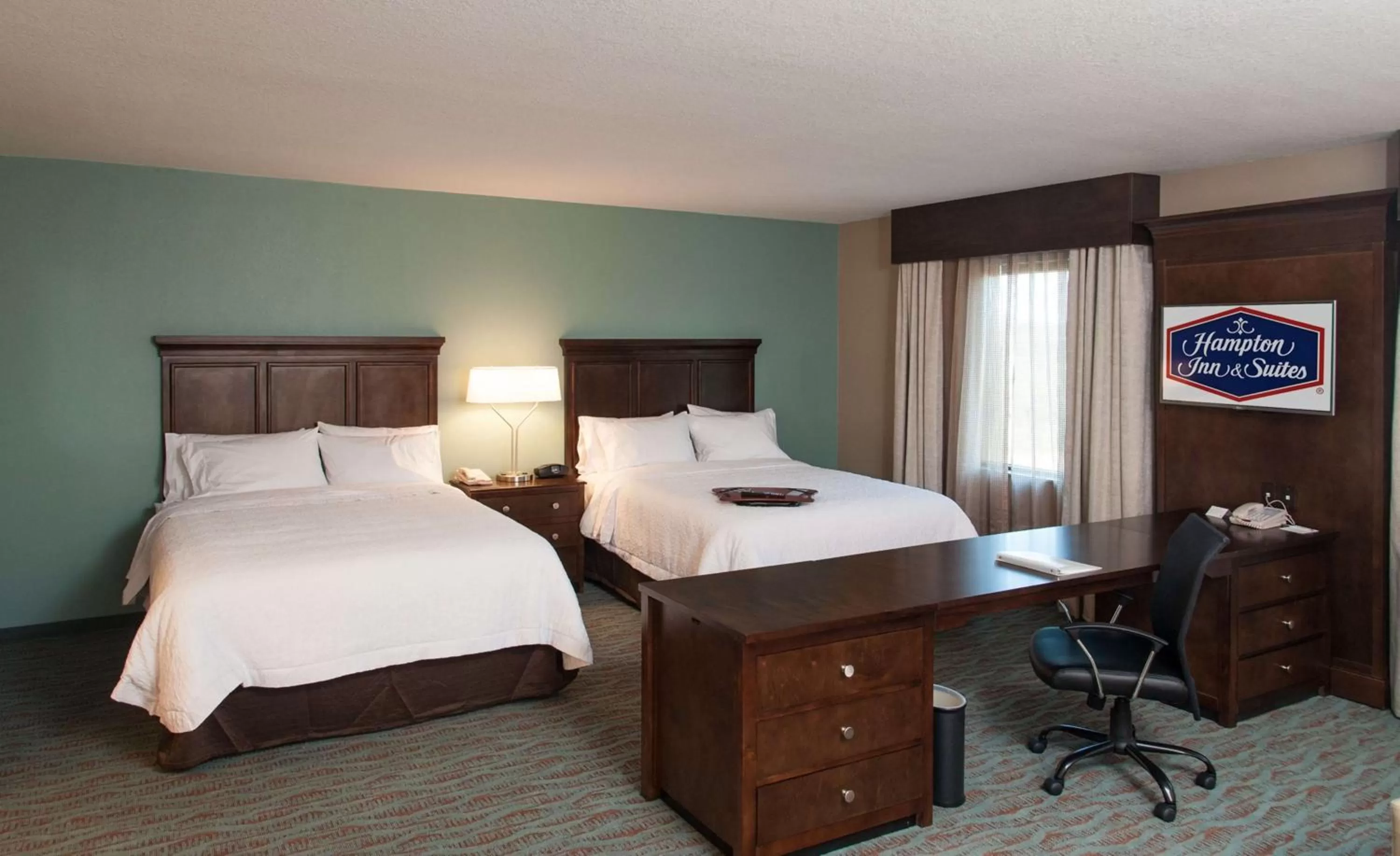 Bed in Hampton Inn & Suites Gulfport
