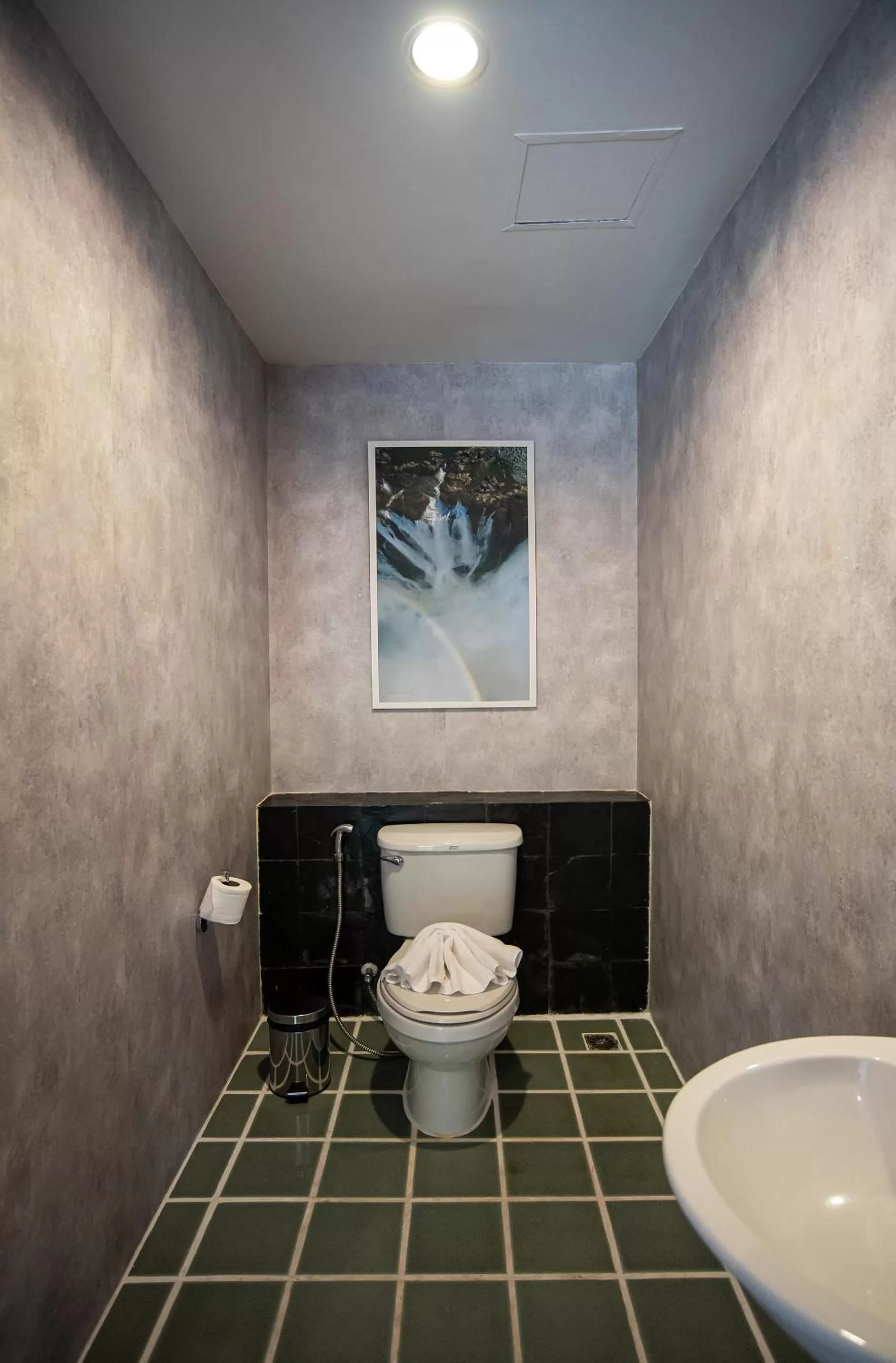 Toilet in Benviar Tonson Residence