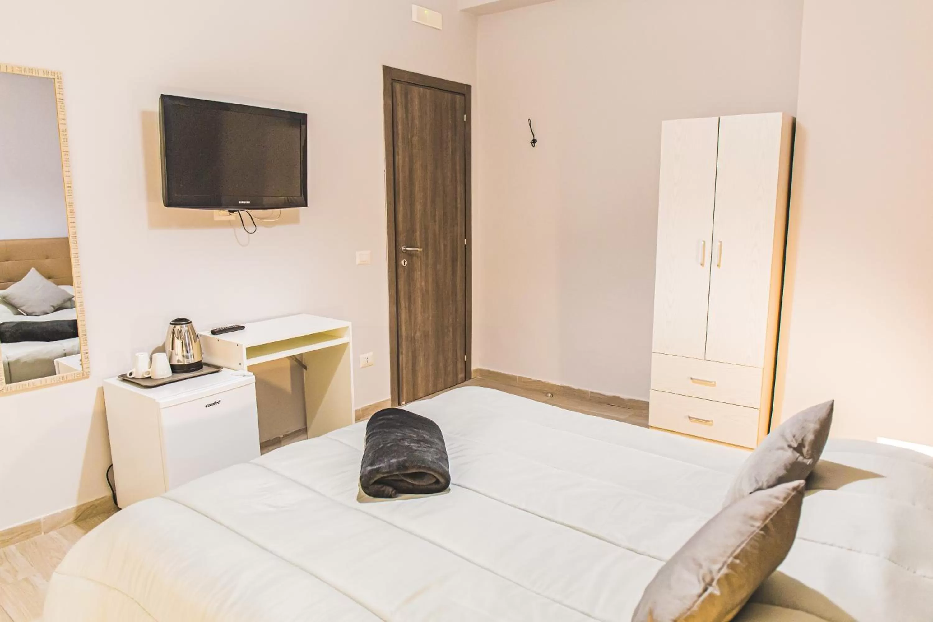 Property building, Bed in zuroli suite