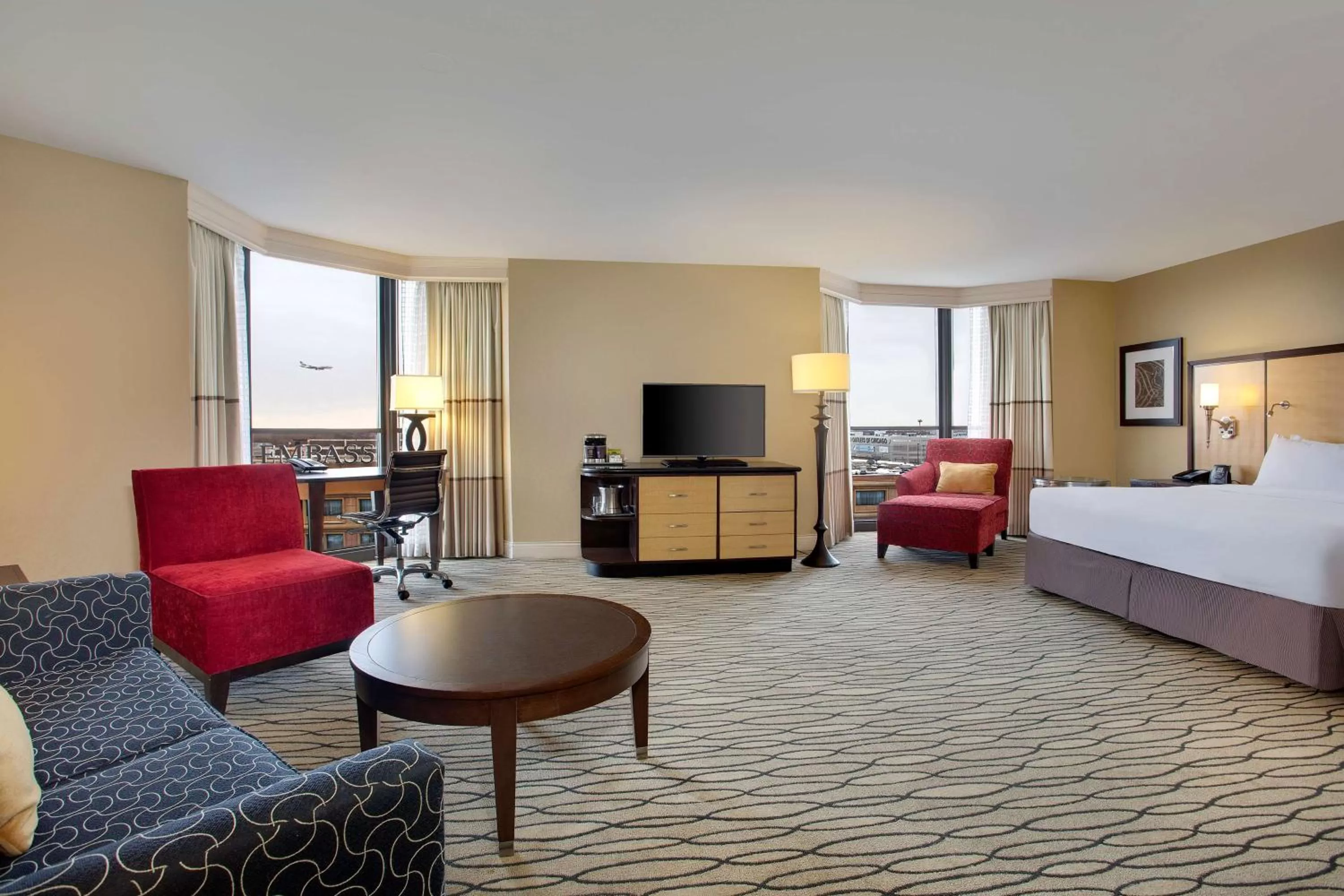 Living room, Bed in Hilton Rosemont Chicago O'Hare