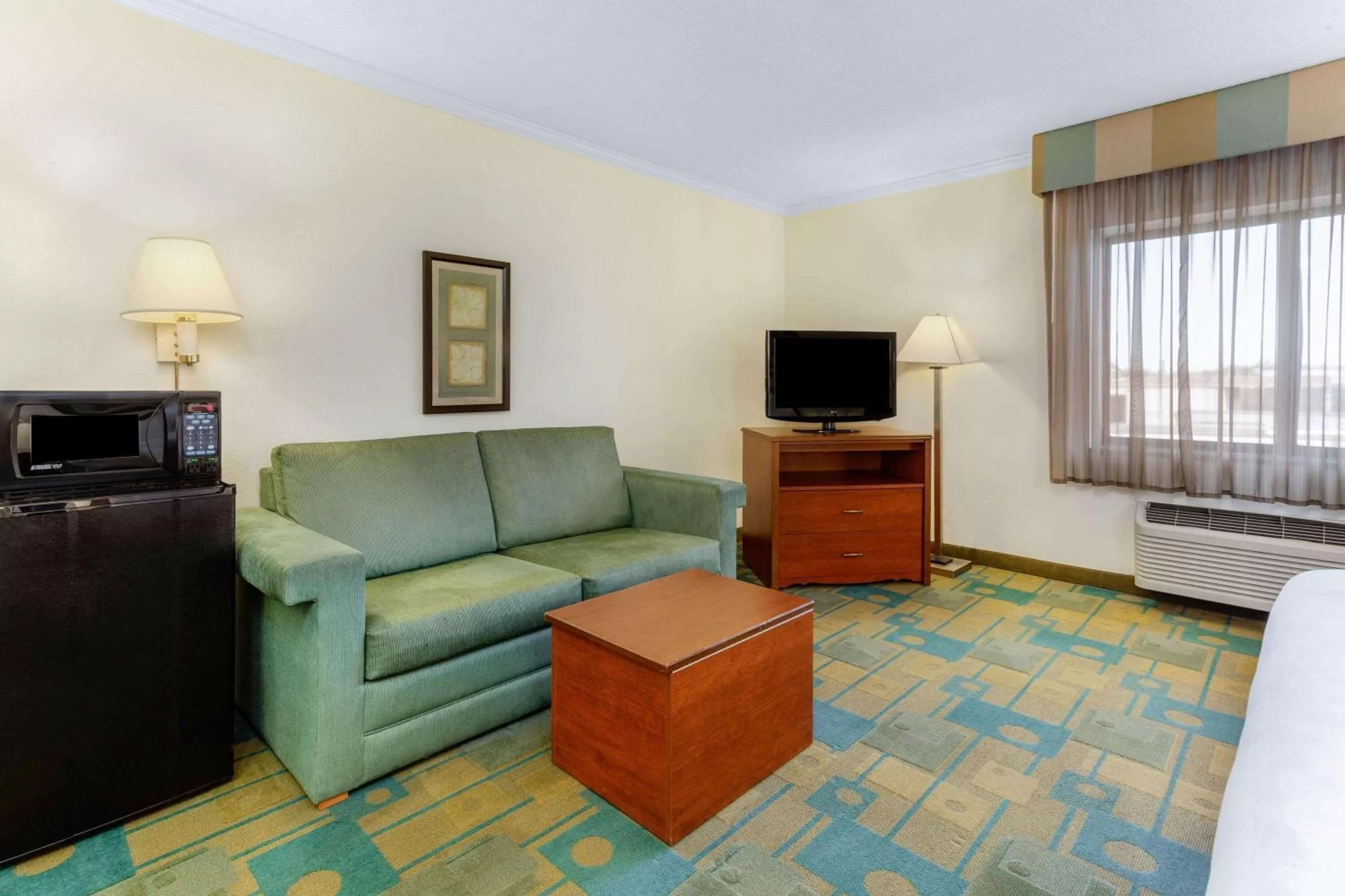 Photo of the whole room in La Quinta Inn by Wyndham Chicago Willowbrook