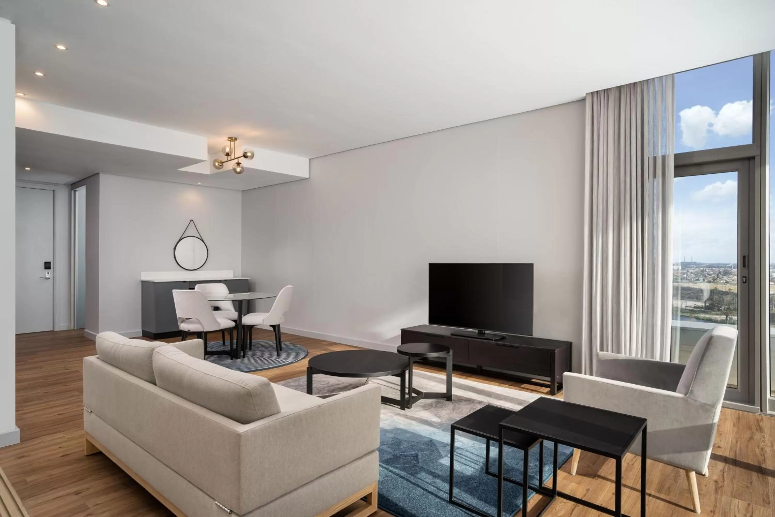 Photo of the whole room in Cape Town Marriott Hotel Crystal Towers