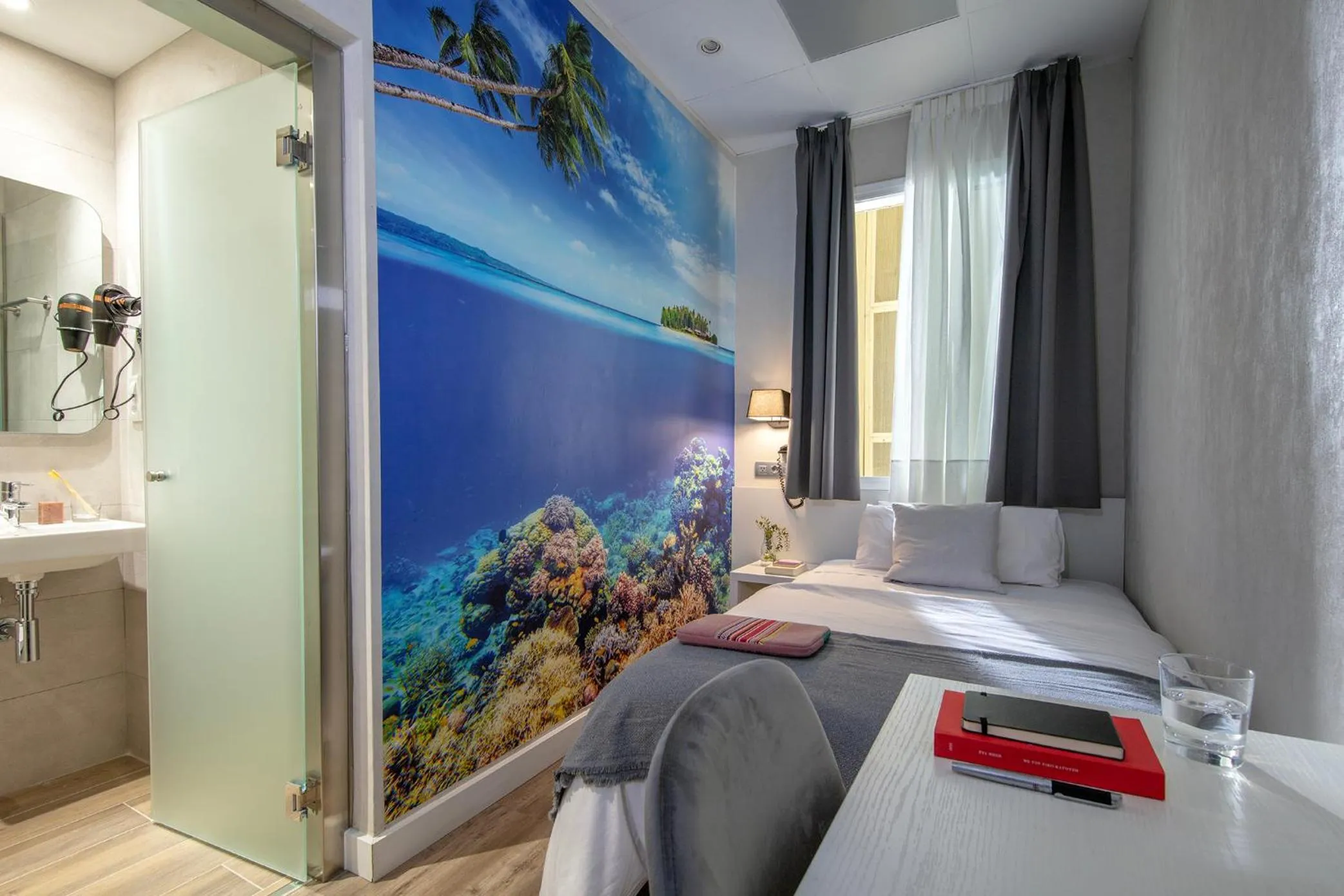 Photo of the whole room, Bed in Standbyme Ramblas