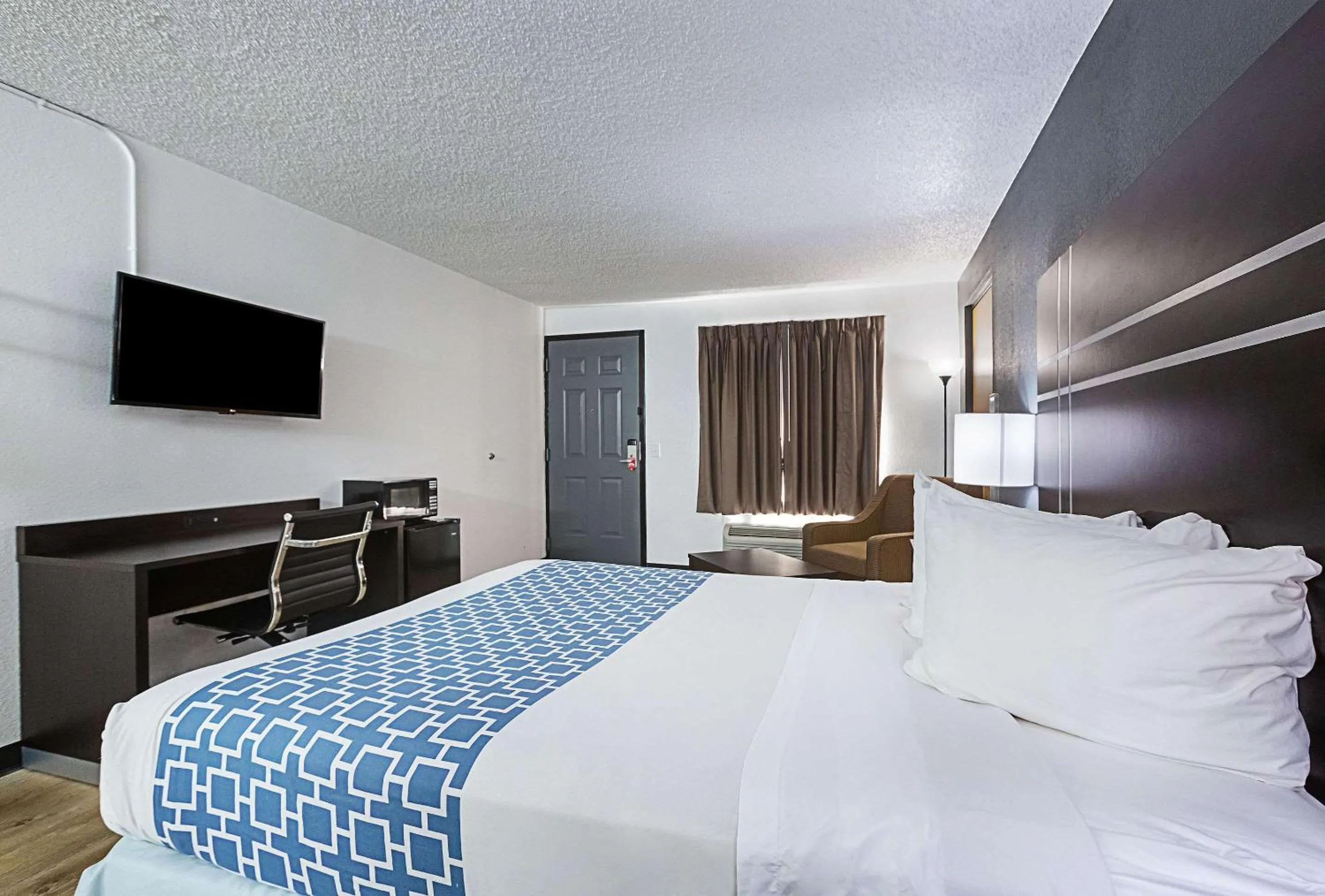 Photo of the whole room, Bed in Econo Lodge