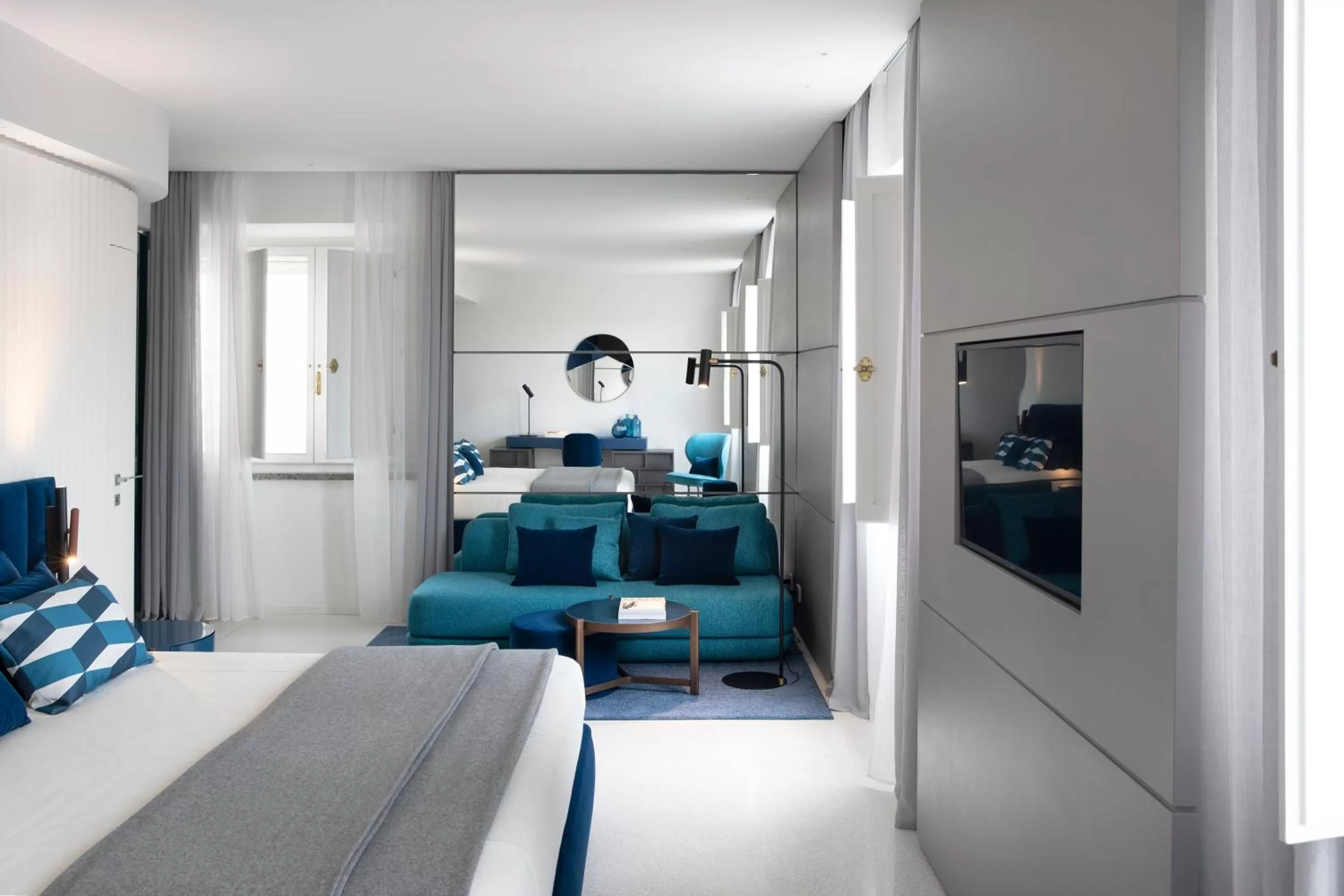 Photo of the whole room, Bed in Hotel Plaza e de Russie - Relais & Châteaux