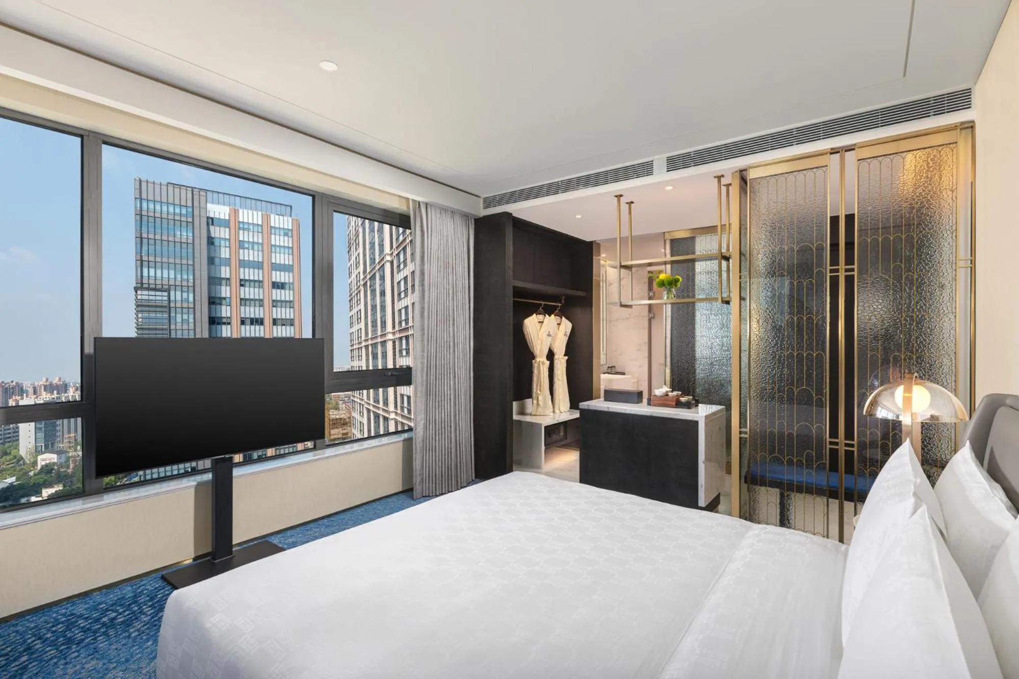 Photo of the whole room, Bed in HUALUXE Shanghai Changfeng Park by IHG