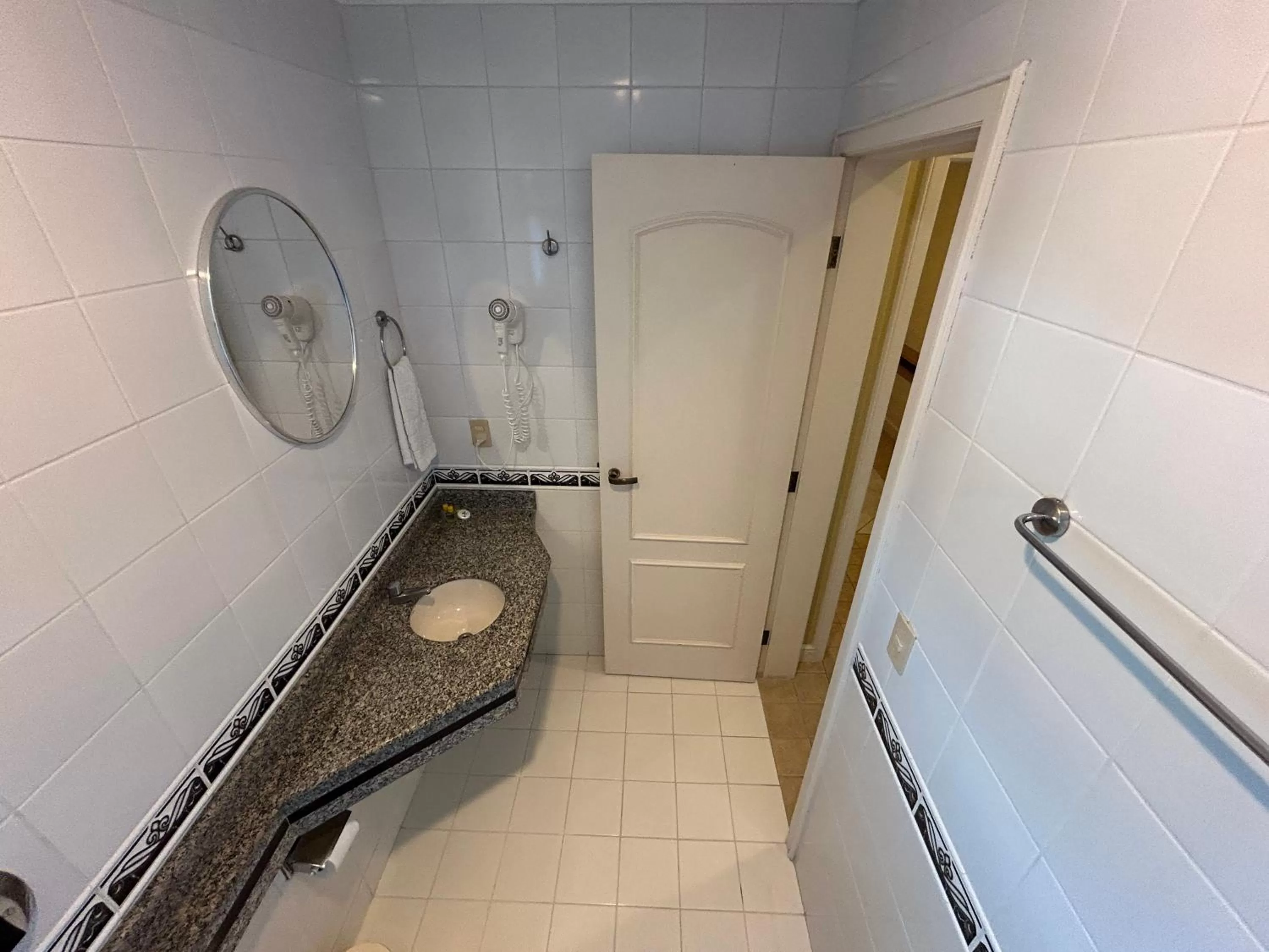 Bathroom in Golfinhos Apart Hotel