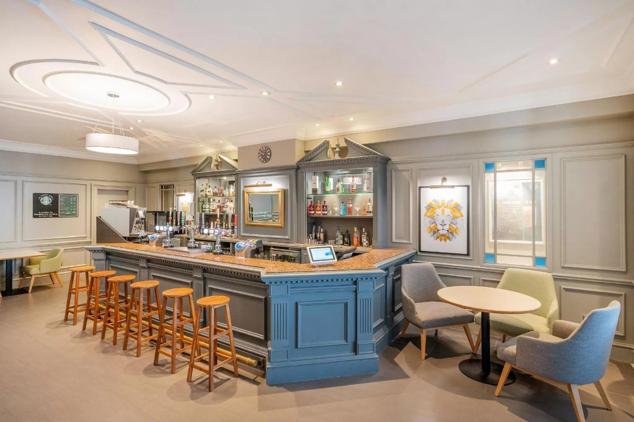 Lounge or bar in Holiday Inn Maidstone-Sevenoaks by IHG