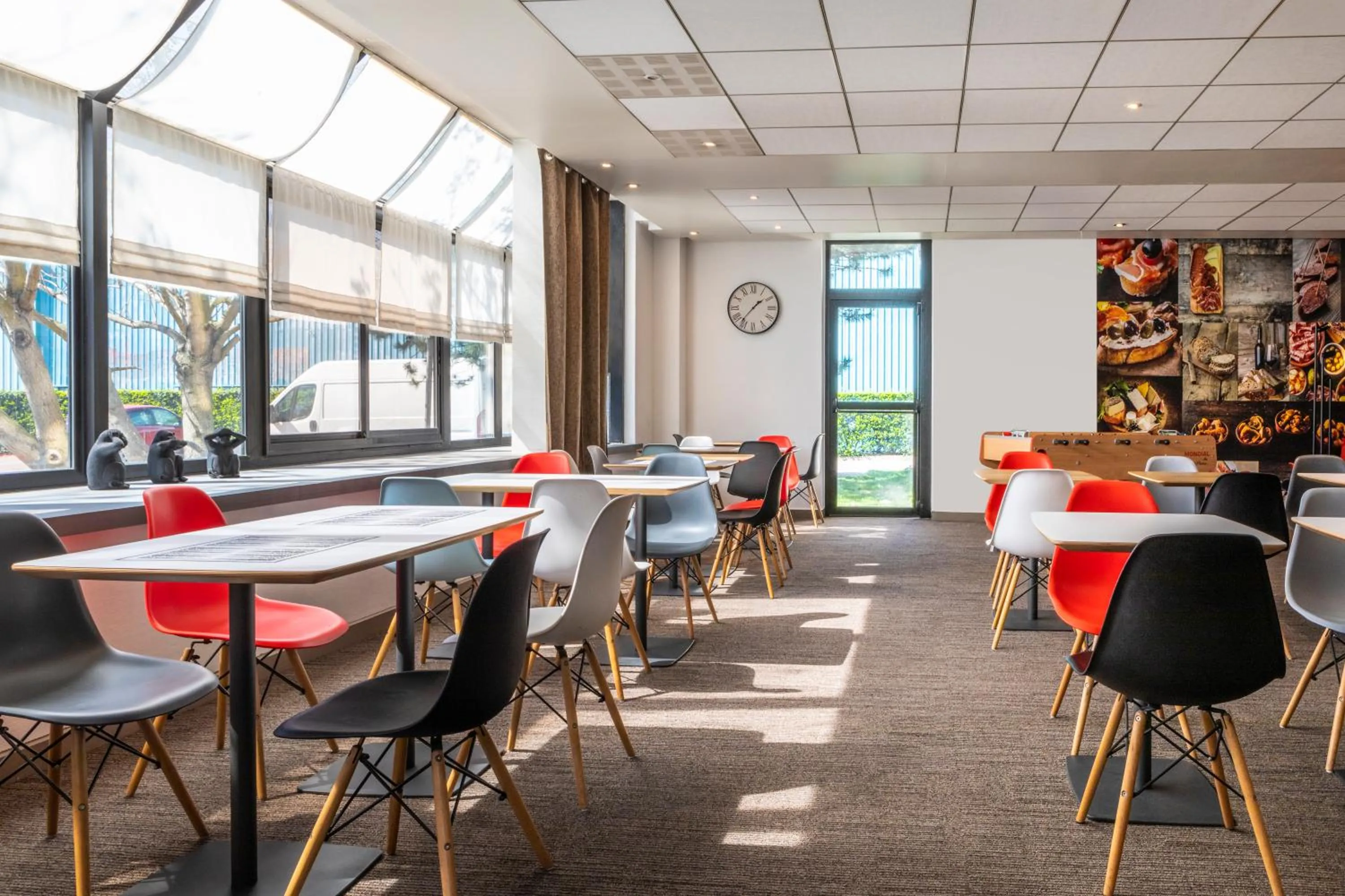 Lounge or bar in ibis Paris Creteil