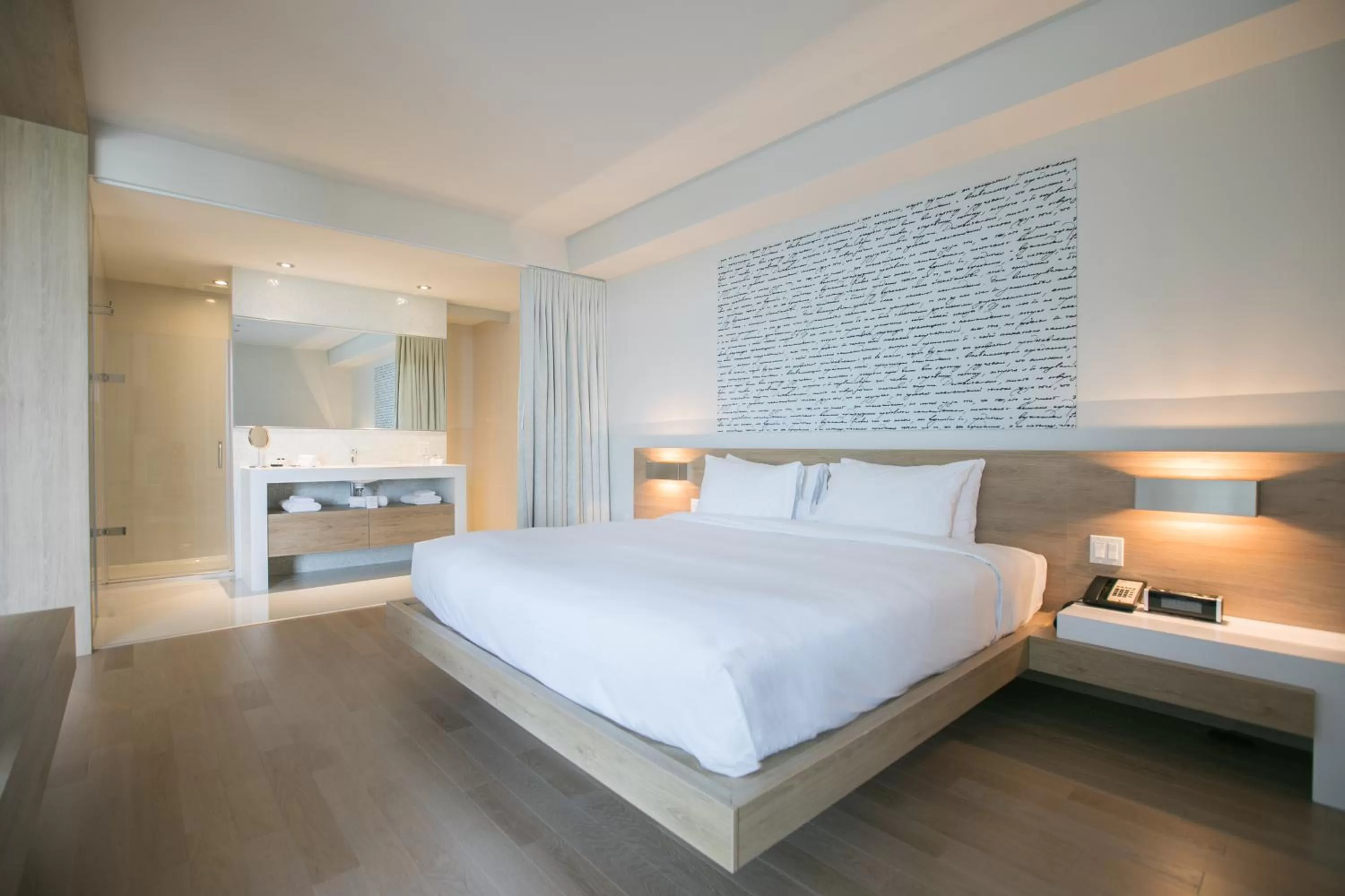 Shower, Bed in Hôtel du Domaine, centre de villégiature et de congrès