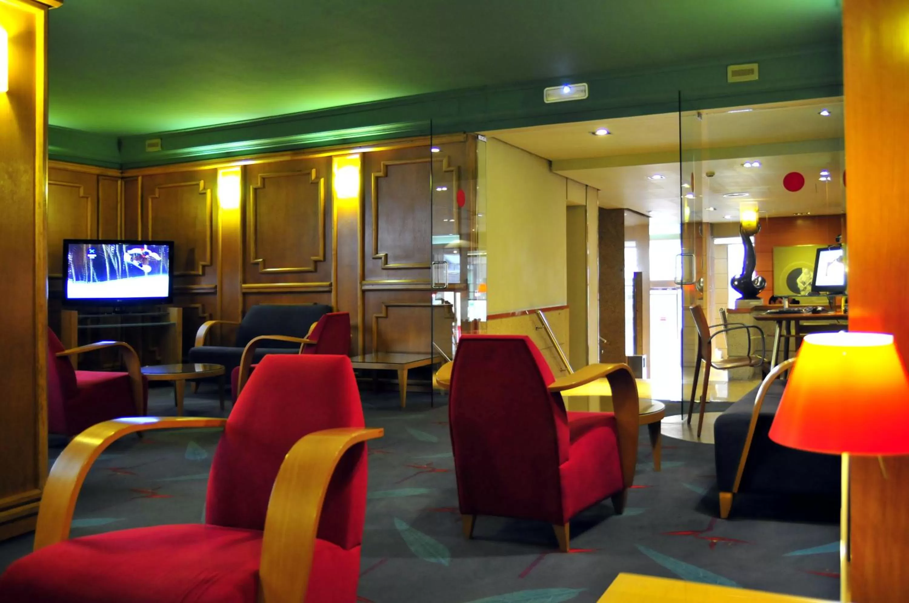 Communal lounge/ TV room in Zenit Dos Infantas