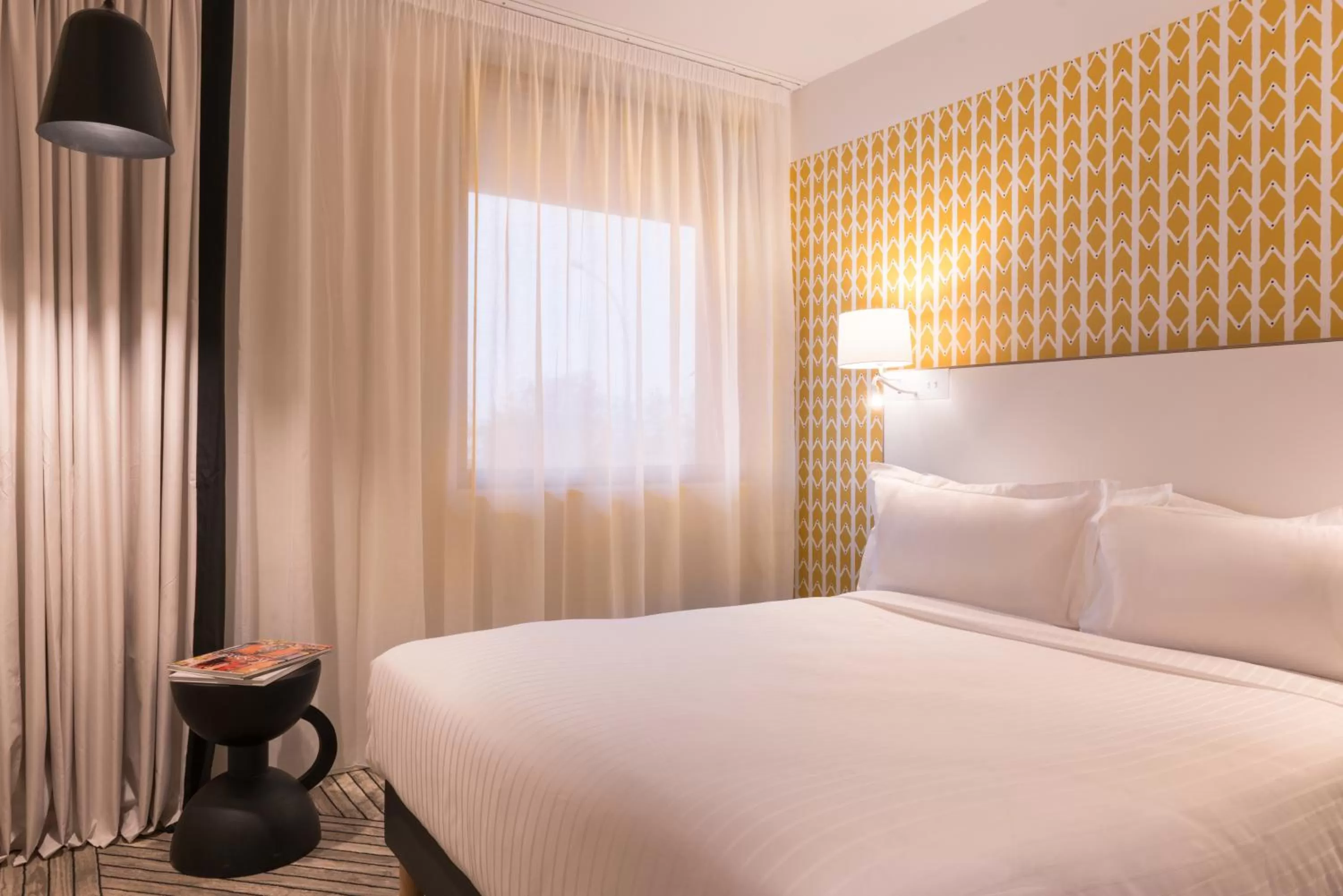 Bedroom, Bed in The Originals Boutique, Hôtel Maison Montmartre Paris Les Puces