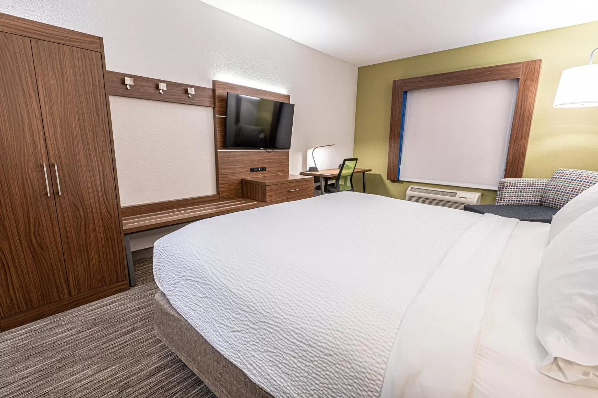Photo of the whole room, Bed in Holiday Inn Express Hotel & Suites East Lansing by IHG
