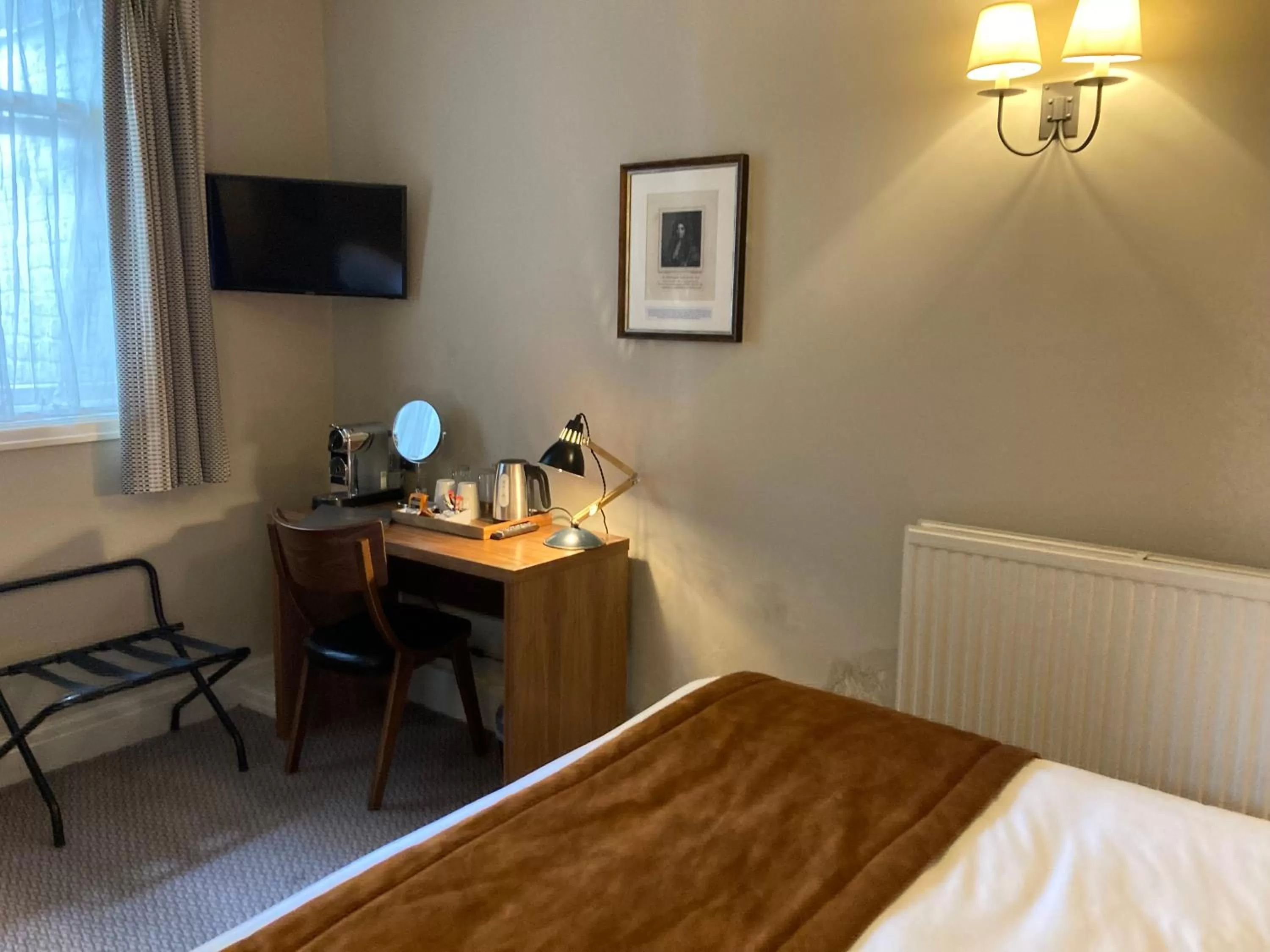 TV and multimedia, Bed in The Cross-Keys Hotel