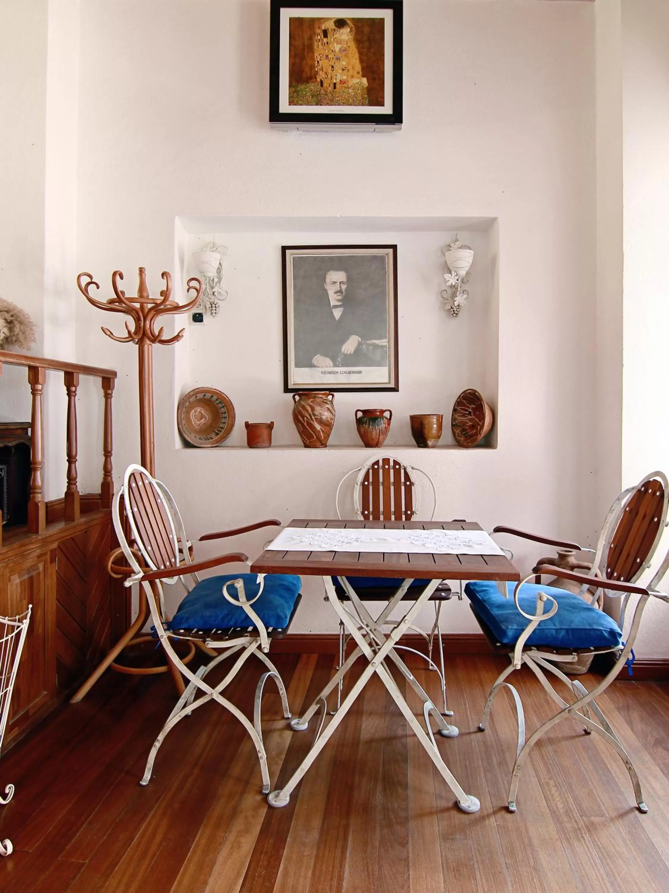 Restaurant/places to eat in Hotel Des Etrangers - Special Category