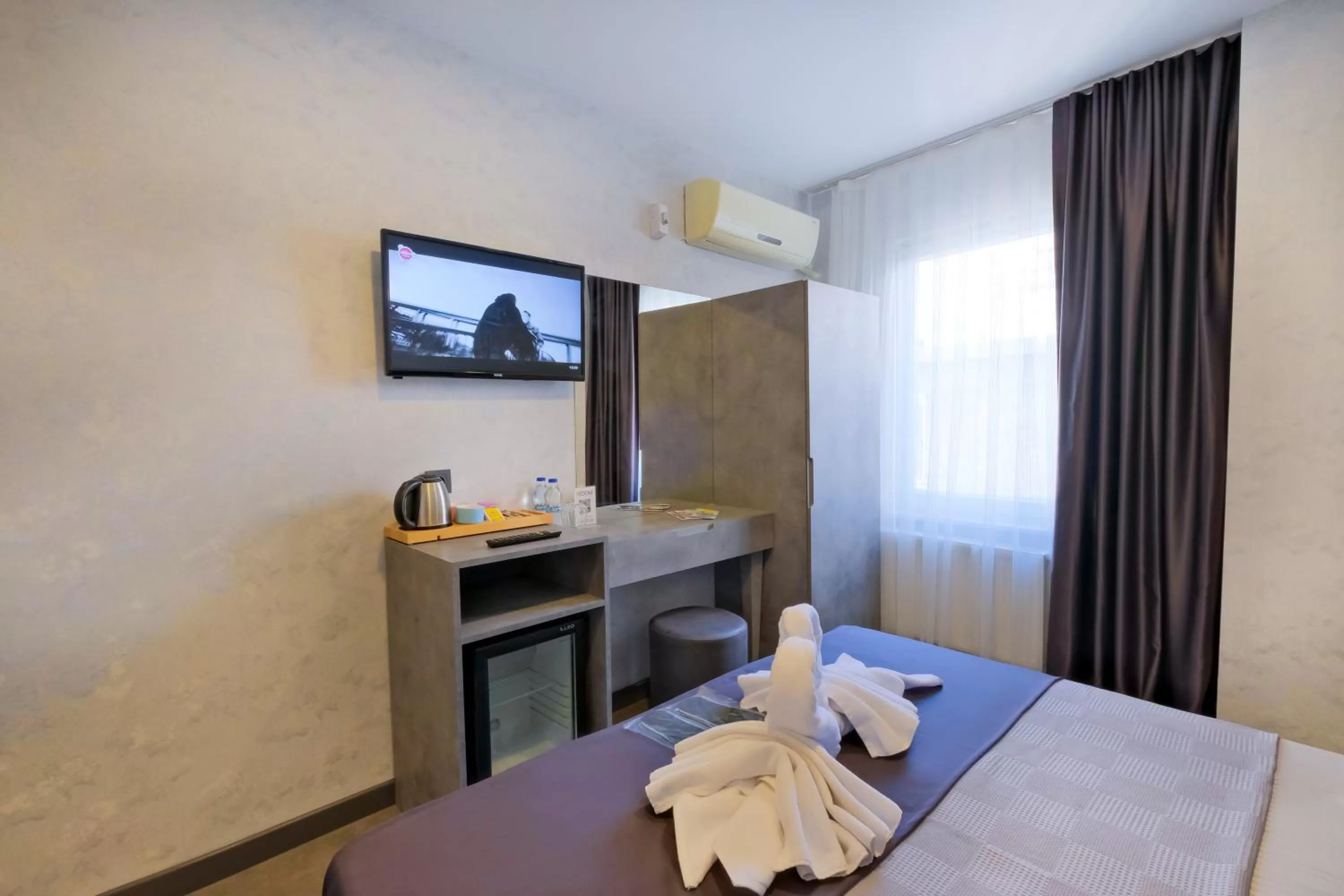 Bed in The Queen Hotel