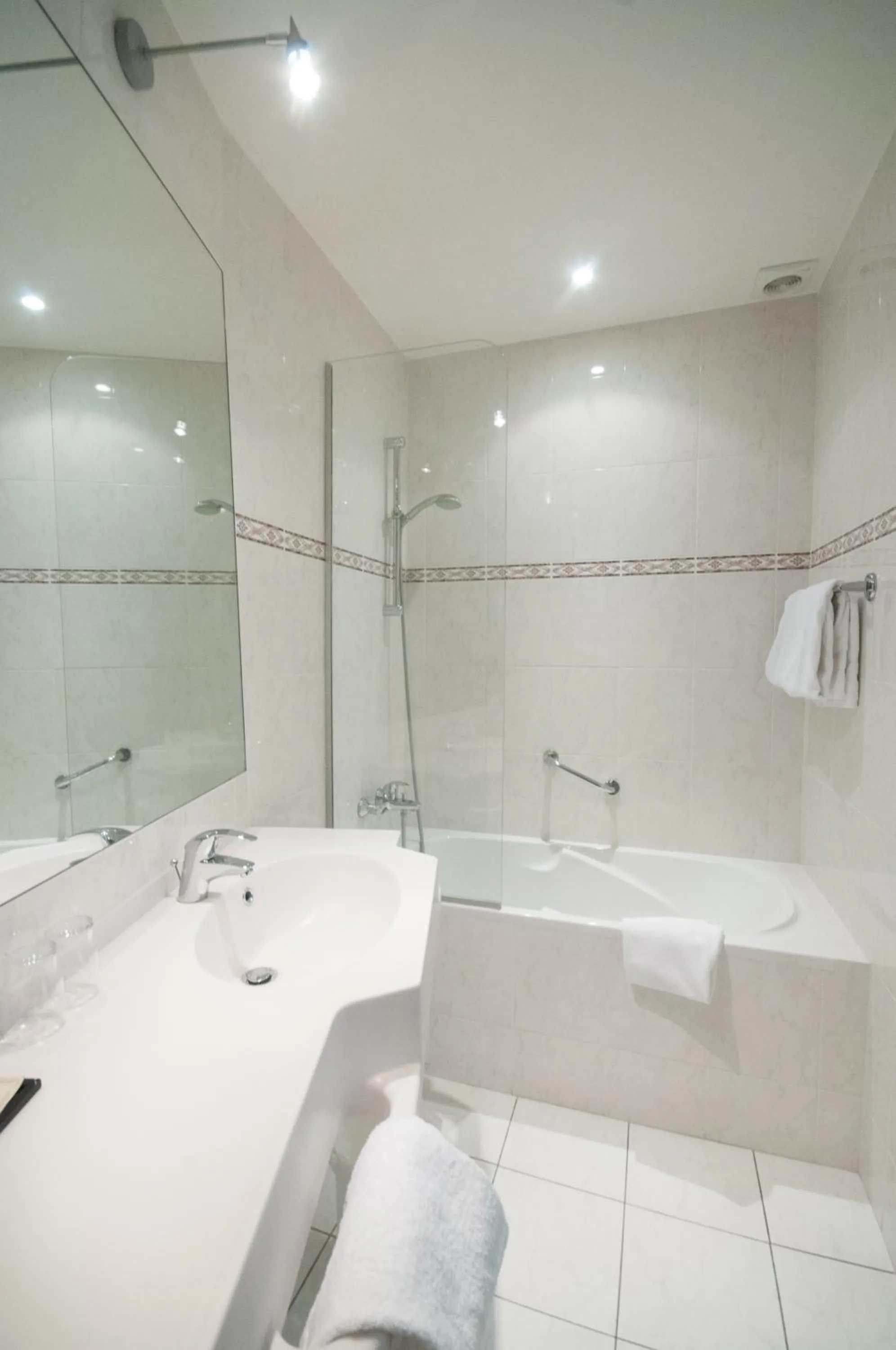 Bathroom in Hotel du Pré