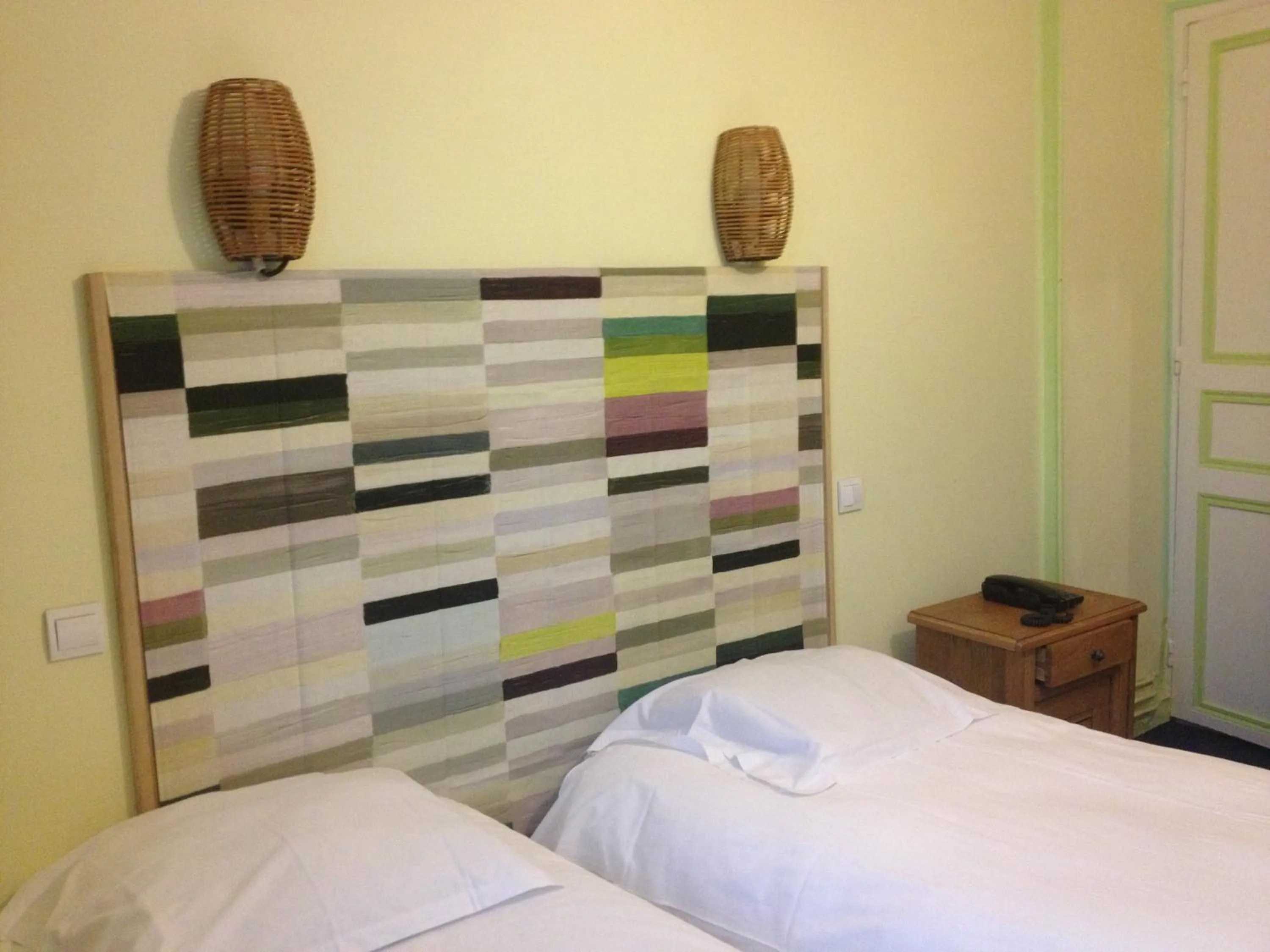 Bed in Hotel Couleurs Sud Centre-ville Gare Charleville-Mézières