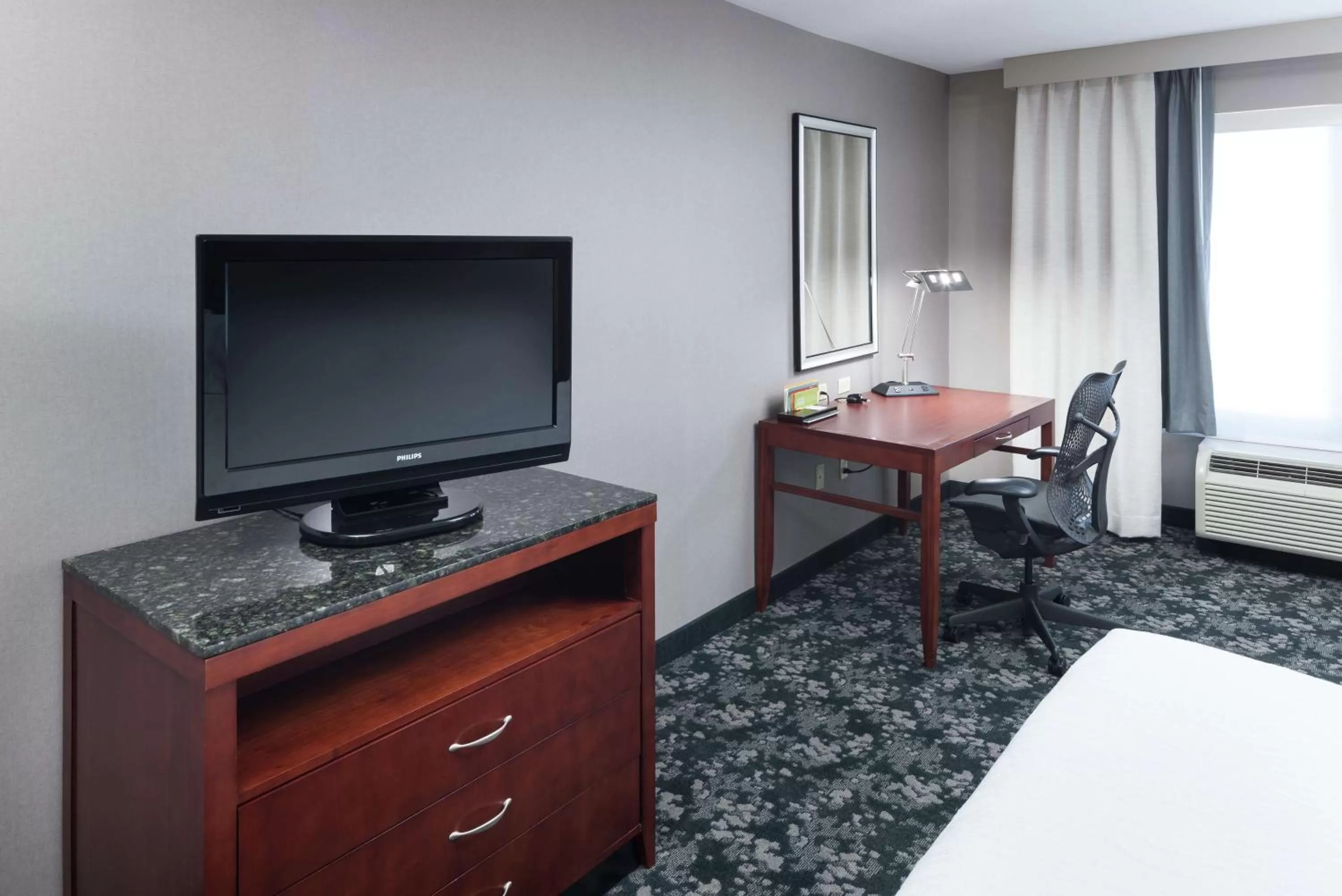 Bedroom, Bed in Hilton Garden Inn Naperville/Warrenville