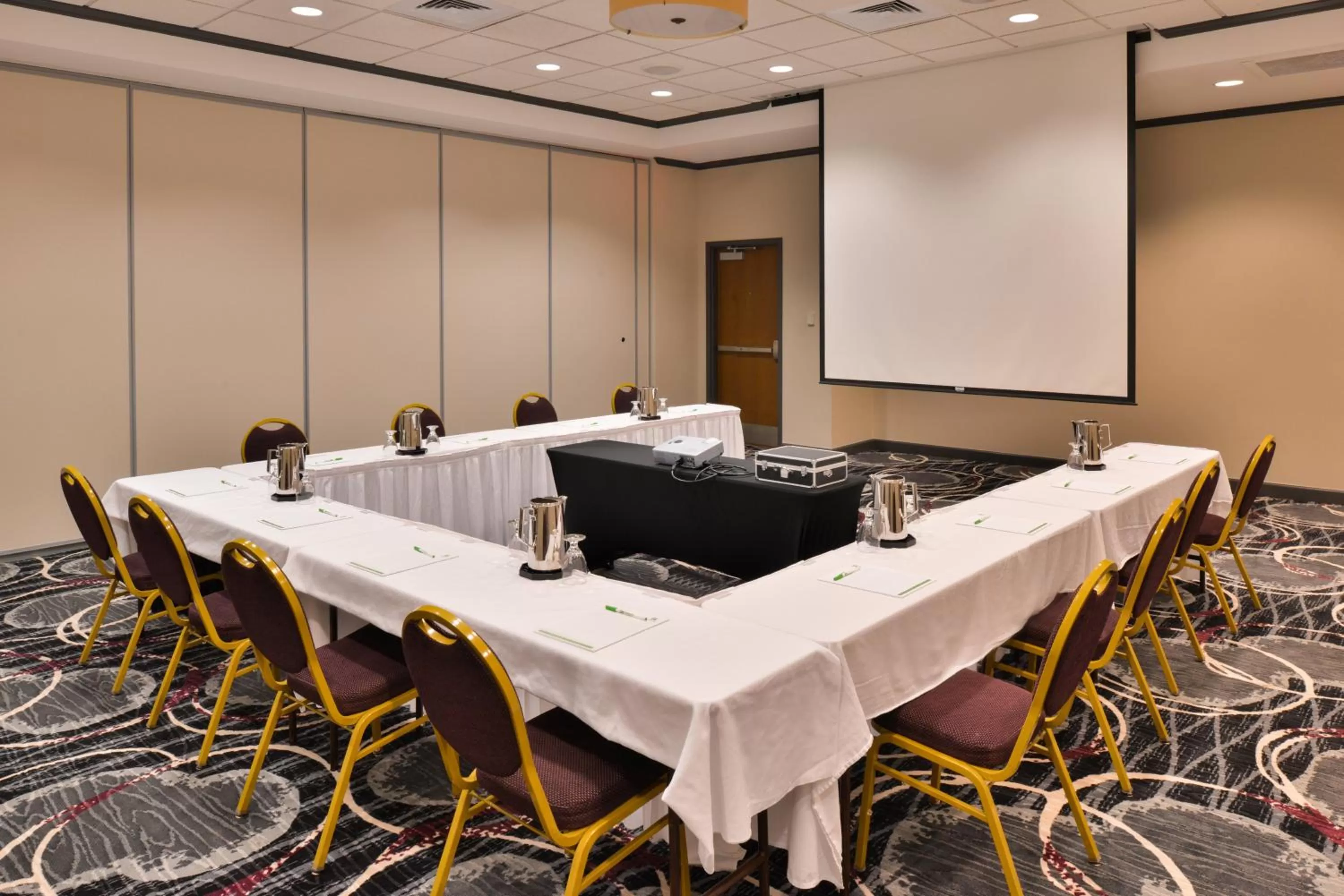 Meeting/conference room in Holiday Inn Kansas City Airport by IHG