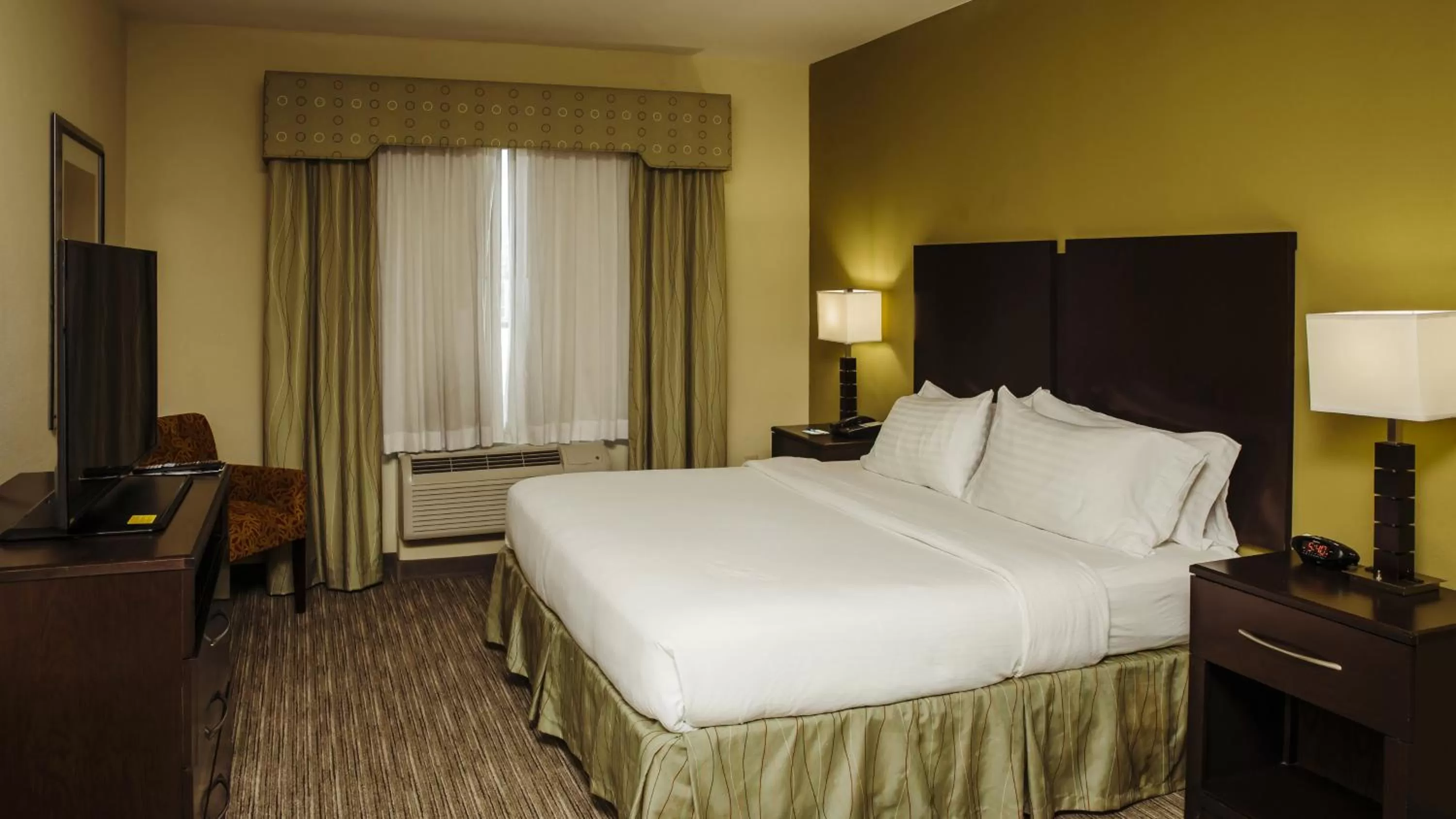 Photo of the whole room, Bed in Holiday Inn Express Hotel & Suites Waller by IHG