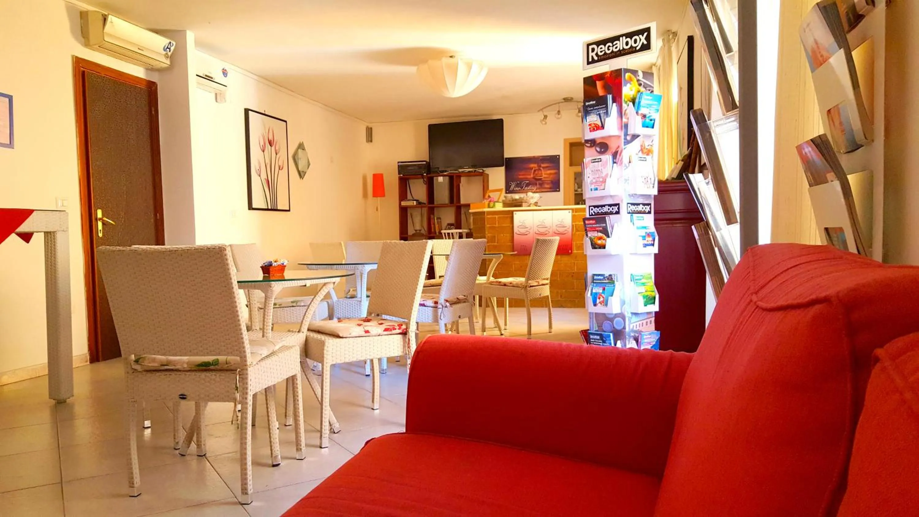 Communal lounge/ TV room in Maison Degas-Dimora di Charme