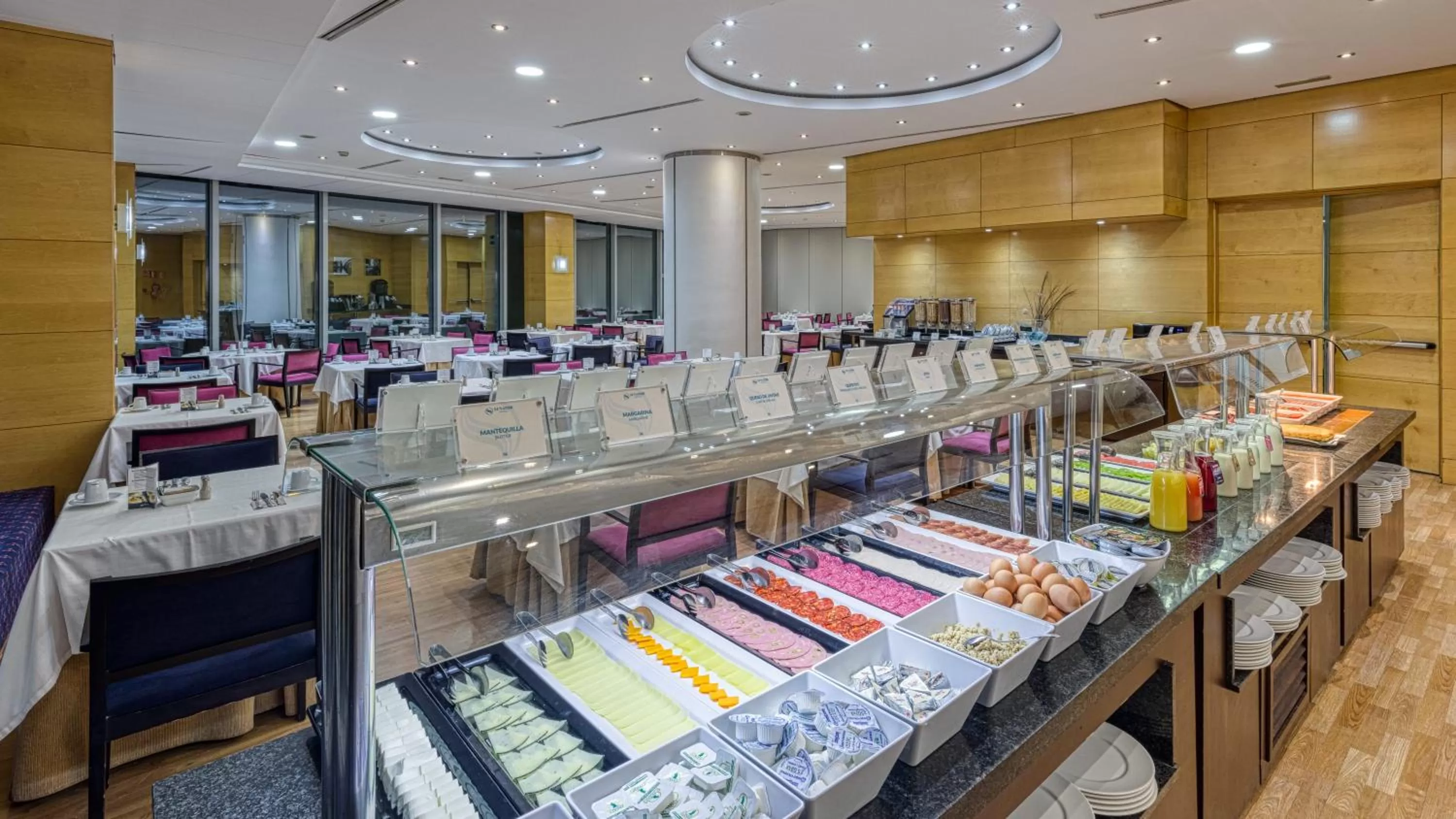 Buffet breakfast in Senator Parque Central