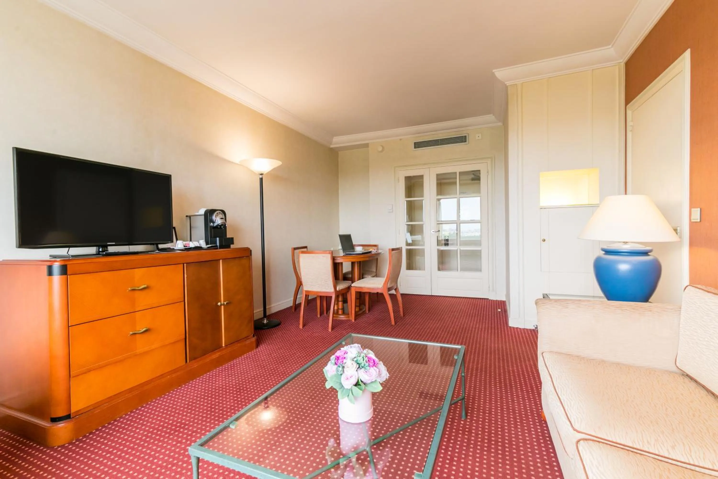 Living room in Pullman Bucharest World Trade Center