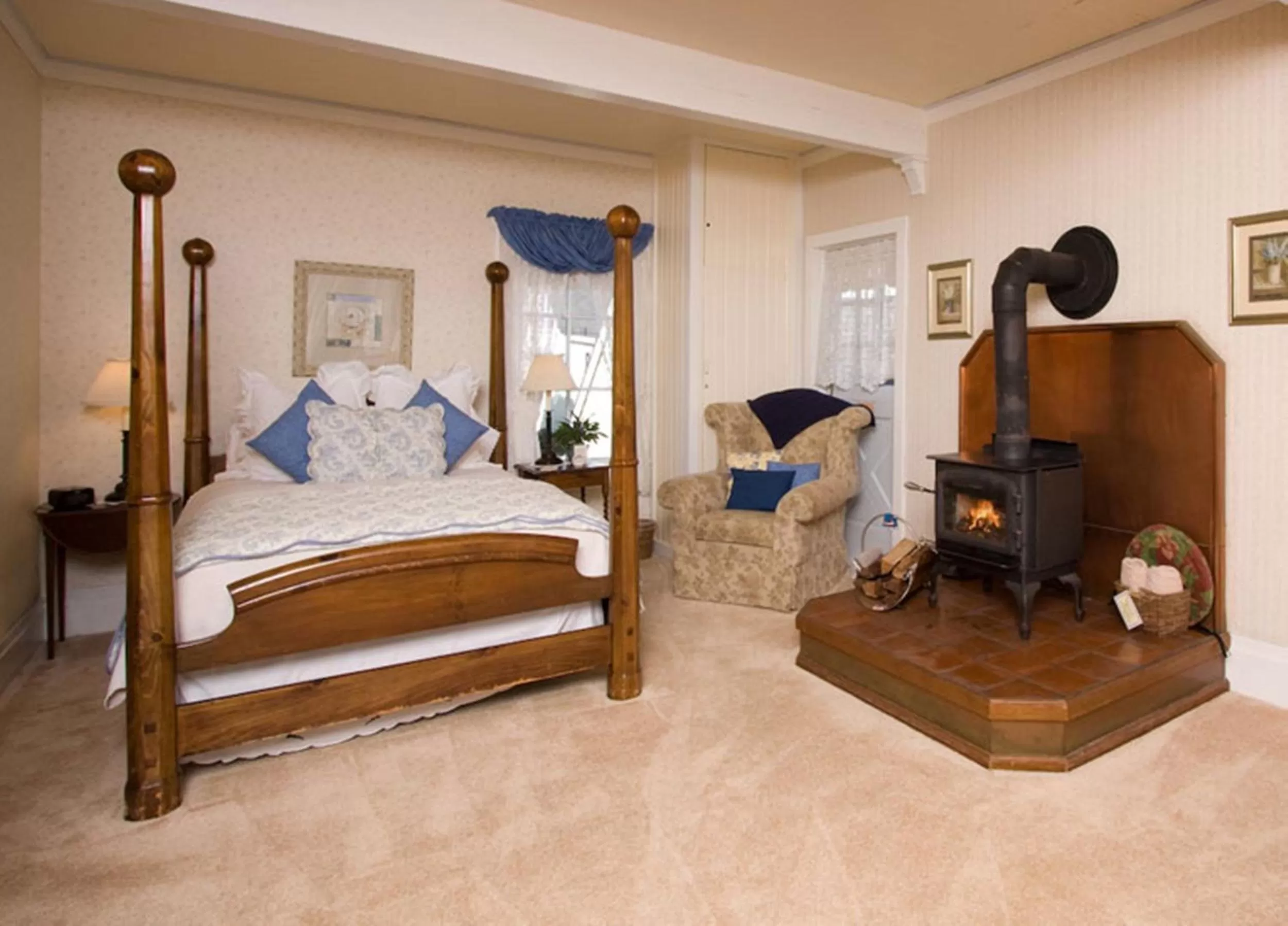 W.J. Wilson Room - Queen Room with Balcony  in Headlands Inn Bed and Breakfast