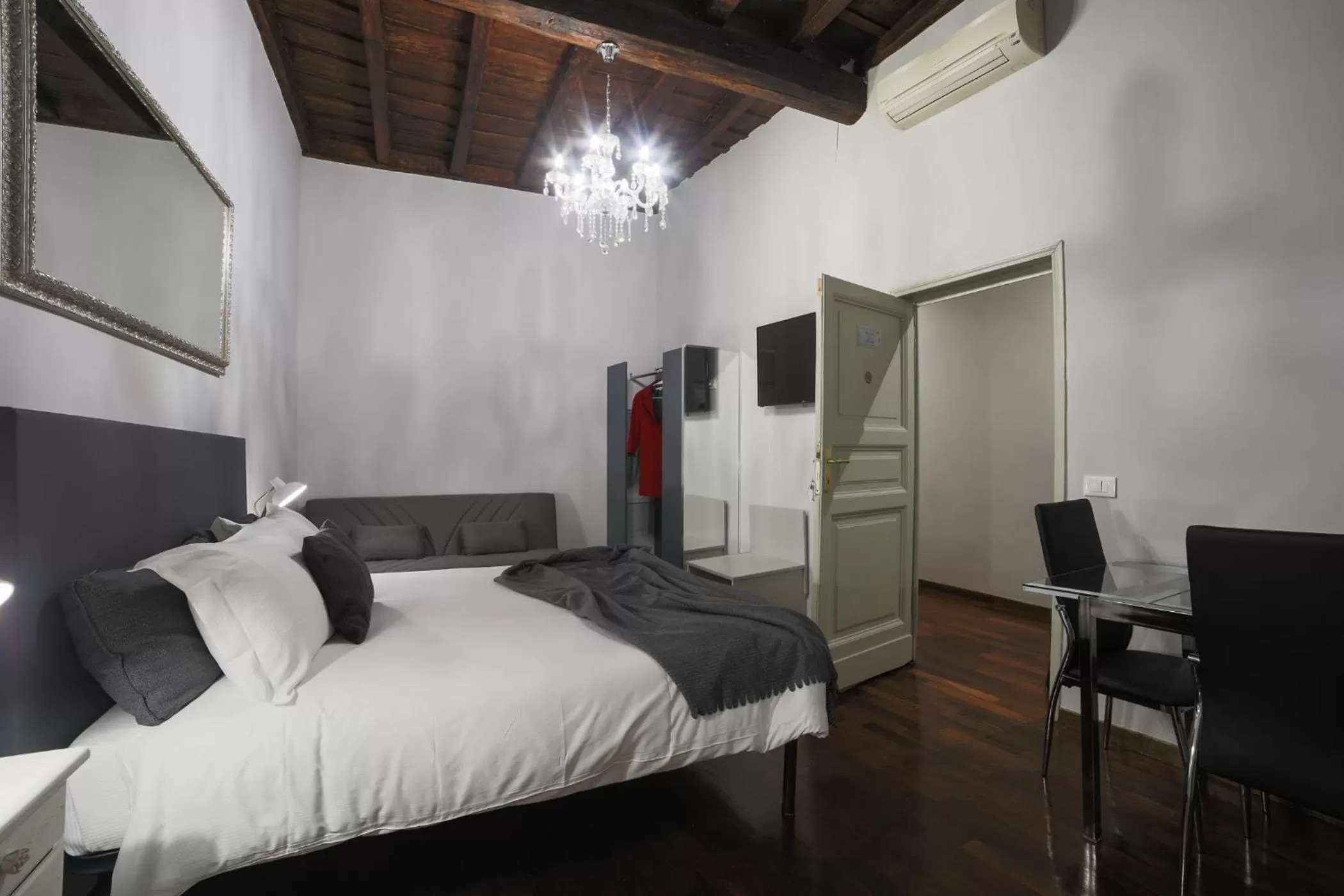 Photo of the whole room, Bed in La Maison Dell'Orologio