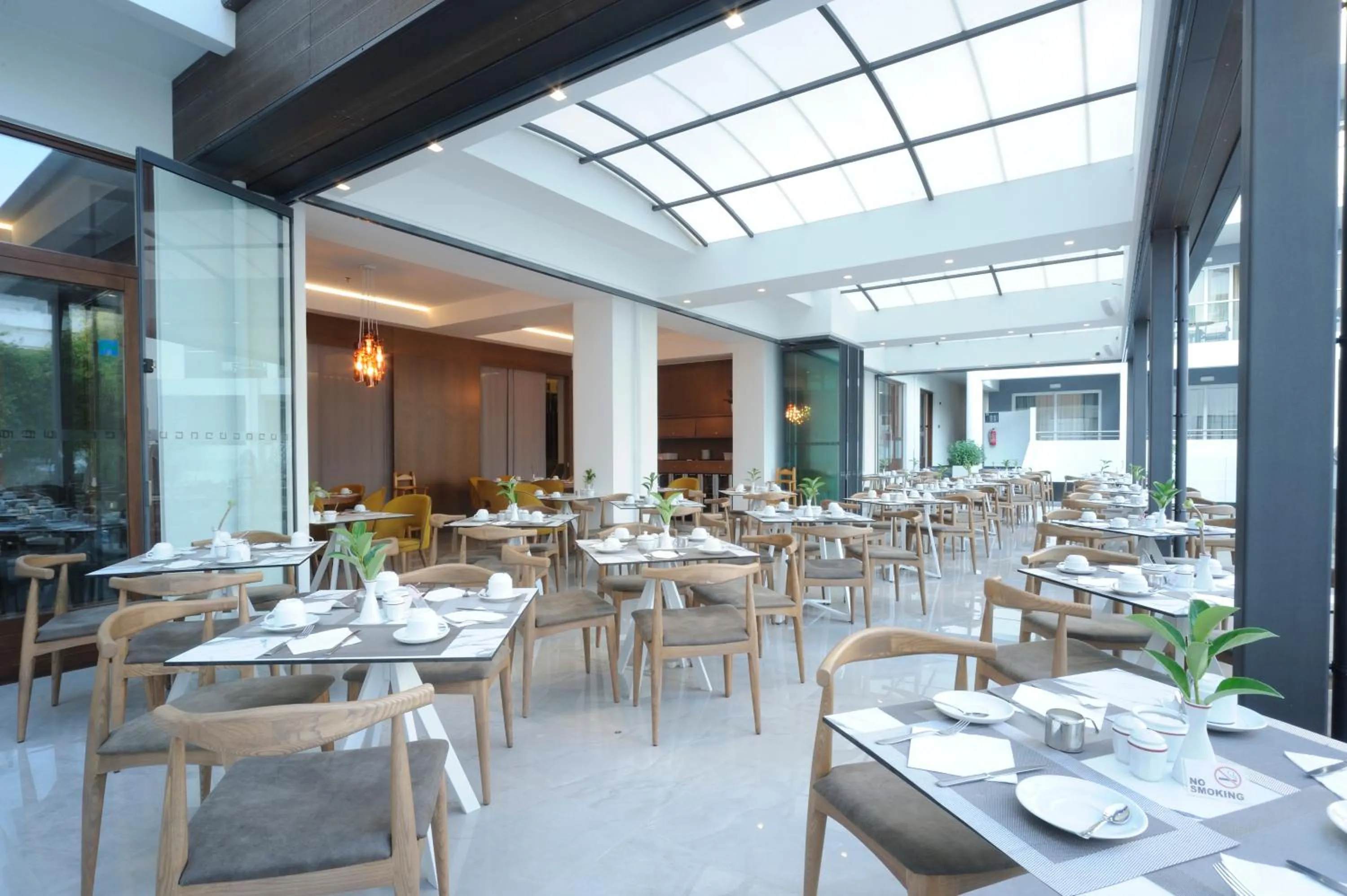 Restaurant/places to eat in Atrium Ambiance Hotel