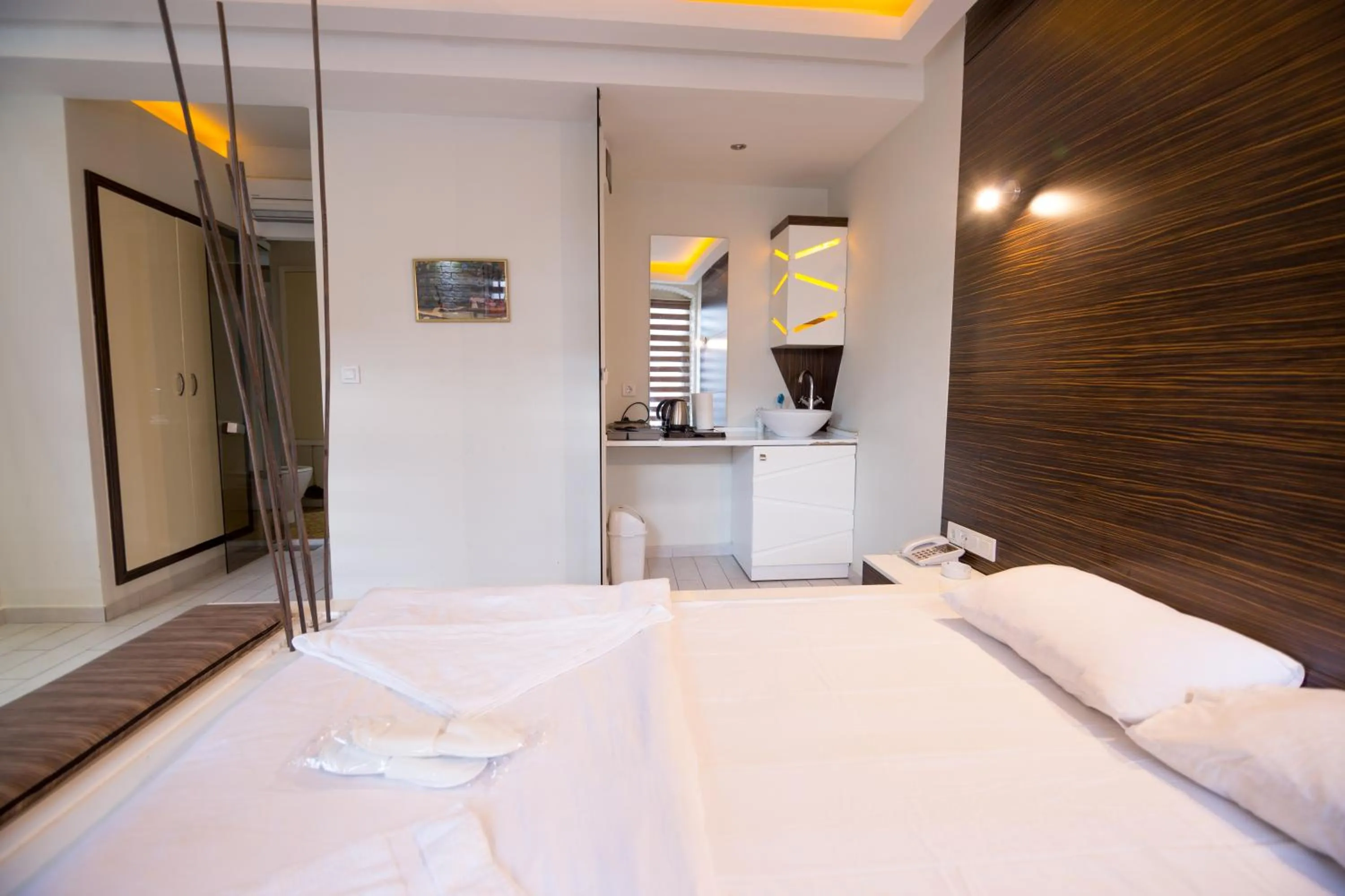 Photo of the whole room, Bed in Element Suites