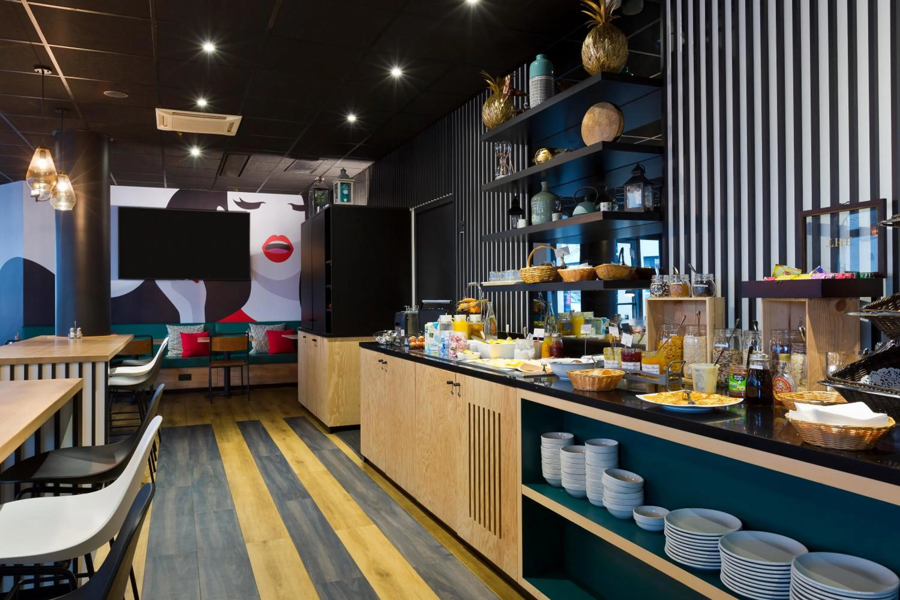 Food and drinks in ibis Styles Massy Opéra