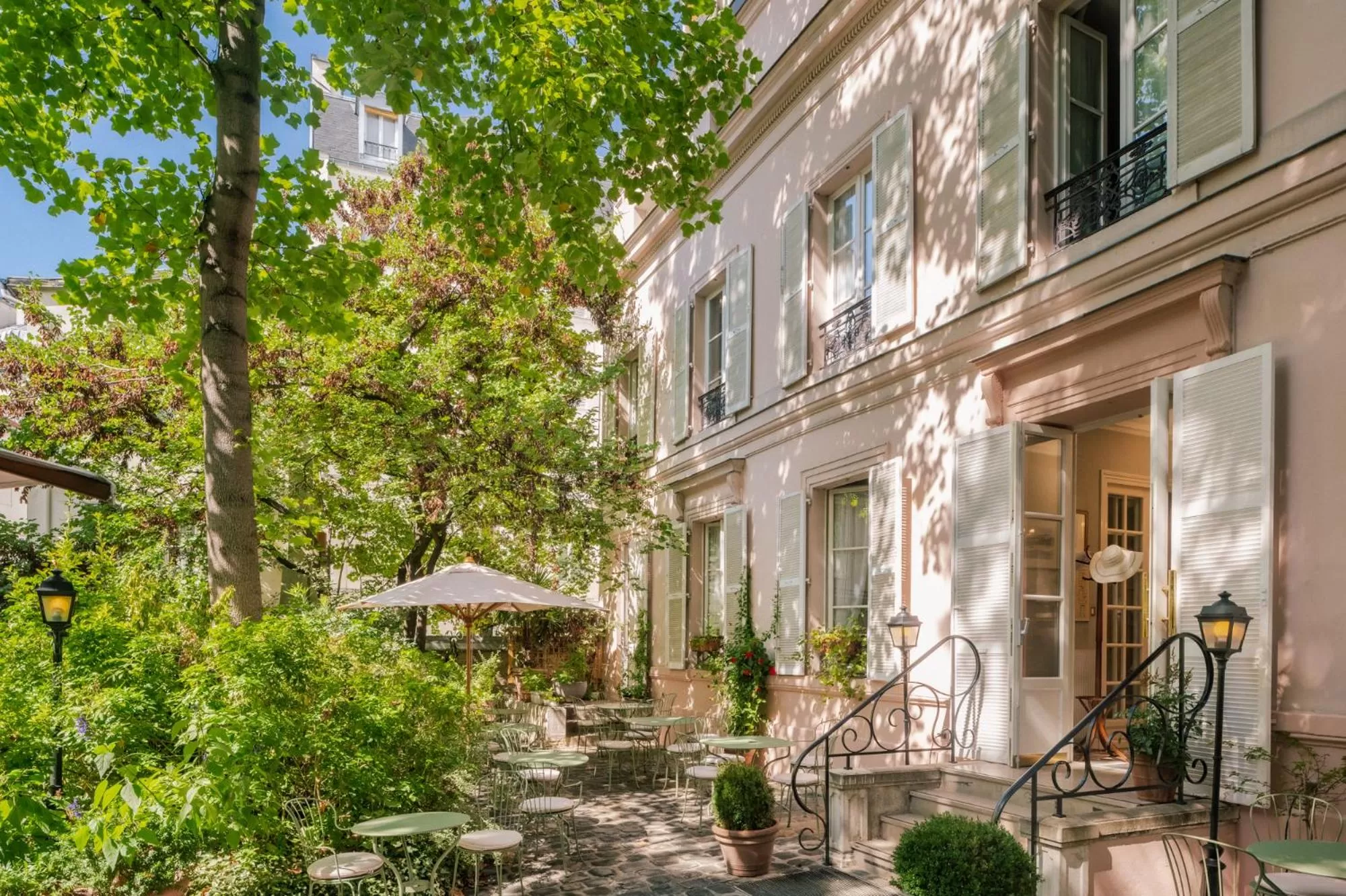 Property building in Hotel des Grandes Ecoles