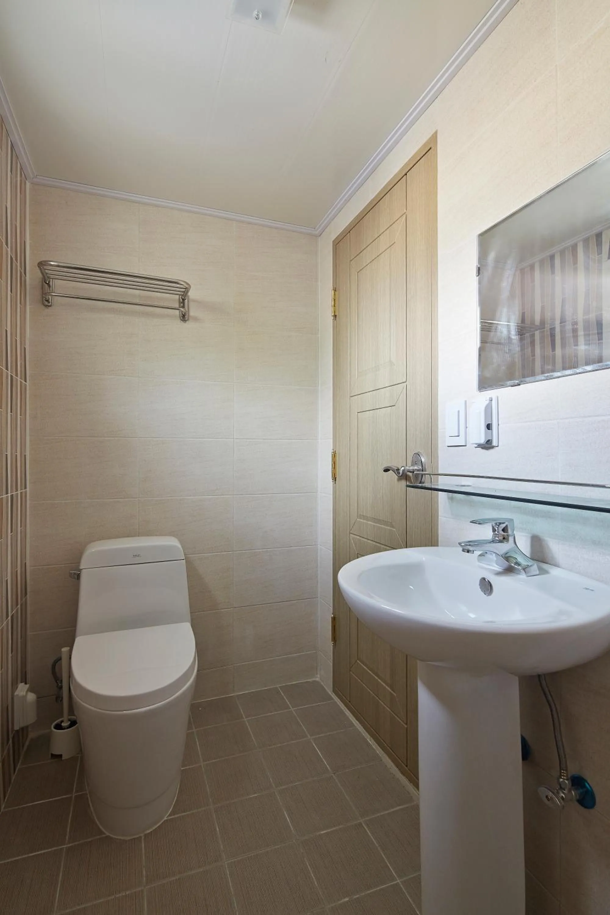 Shower in Jiwoljang Guesthouse